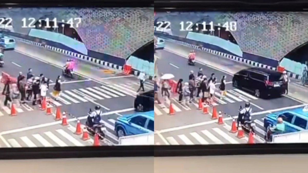 LambeSahamjja's tweet photo. cerita pahit seorang satpam saat menjalankan tugasnya:
- ada satpam halte busway di Bundaran HI 
- dia negur mobil Alphard item yang nerobos lampu merah pas orang lagi nyebrang
- sopir sama 2 penumpangnya malah turun, dorong-dorong si satpam
- terus bilang "saya juga aparat, gak takut"
- satpamnya ajak ke pos polisi, tapi tetap didorong-dorong di jalan
- sampai di pos polisi, salah satu orang itu nunjukin kartu tanda anggota
- eh malah kepala pos polisinya nyalahin si satpam, 
- katanya dia gak boleh ketuk kaca mobil orang
- si satpam akhirnya minta maaf, sampai sujud
-  karena ngerasa gak ada pilihan lain dia sendirian, 
- sementara orang yang berantem sama dia ngancem 
- mau laporin dia ke tempat kerjanya biar dipecat