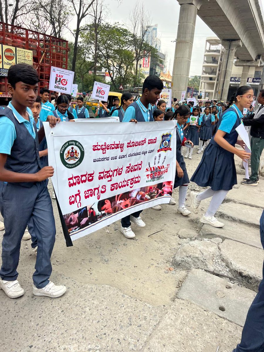 PUTTENAHALLIPI's tweet photo. ಪುಟ್ಟೇನಹಳ್ಳಿ ಪೊಲೀಸ್ ಠಾಣೆ ಮತ್ತು ಶ್ರೀ ಚೈತನ್ಯ ಟೆಕ್ನೋ ಸ್ಕೂಲ್ ಸಂಯೋಗದಲ್ಲಿ ಮಾದಕ ವಸ್ತುಗಳ ಸೇವನೆ ಬಗ್ಗೆ ಜಾಗೃತಿ ಕಾರ್ಯಕ್ರಮ ಹಮ್ಮಿಕೊಳ್ಳಲಾಗಿರುತ್ತೆ https://t.co/JfR6NbdaCY