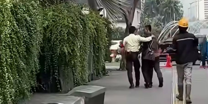LambeSahamjja's tweet photo. cerita pahit seorang satpam saat menjalankan tugasnya:
- ada satpam halte busway di Bundaran HI 
- dia negur mobil Alphard item yang nerobos lampu merah pas orang lagi nyebrang
- sopir sama 2 penumpangnya malah turun, dorong-dorong si satpam
- terus bilang "saya juga aparat, gak takut"
- satpamnya ajak ke pos polisi, tapi tetap didorong-dorong di jalan
- sampai di pos polisi, salah satu orang itu nunjukin kartu tanda anggota
- eh malah kepala pos polisinya nyalahin si satpam, 
- katanya dia gak boleh ketuk kaca mobil orang
- si satpam akhirnya minta maaf, sampai sujud
-  karena ngerasa gak ada pilihan lain dia sendirian, 
- sementara orang yang berantem sama dia ngancem 
- mau laporin dia ke tempat kerjanya biar dipecat