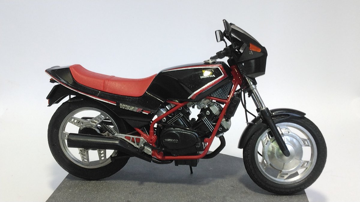ada_kura's tweet photo. #アオシマ
#VT250F(1型)
車体完成しました!
恐らく1982~84年製造であろうオールドアオシマ
附属デカールも秘蔵タミヤデカールもダメでストライプはマスキング塗装、ウイングマークや後ろのHONDAはこのためにモンキーを買ってきまして、右サイドのVT250Fはシール印刷です
#バイクプラモ盛上げ隊 https://t.co/MFBXUVfbw0