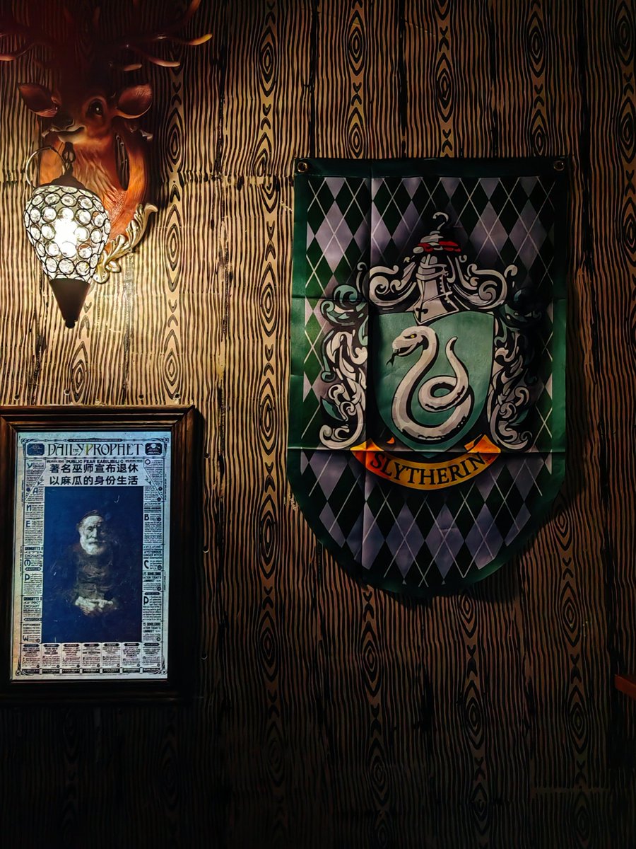 FordAllen's tweet photo. [Locked in a spooky themed escape room now! Time to solve riddles, find hidden keys and escape in 60 mins—wish me luck! ]， https://t.co/7fYgdc96eo