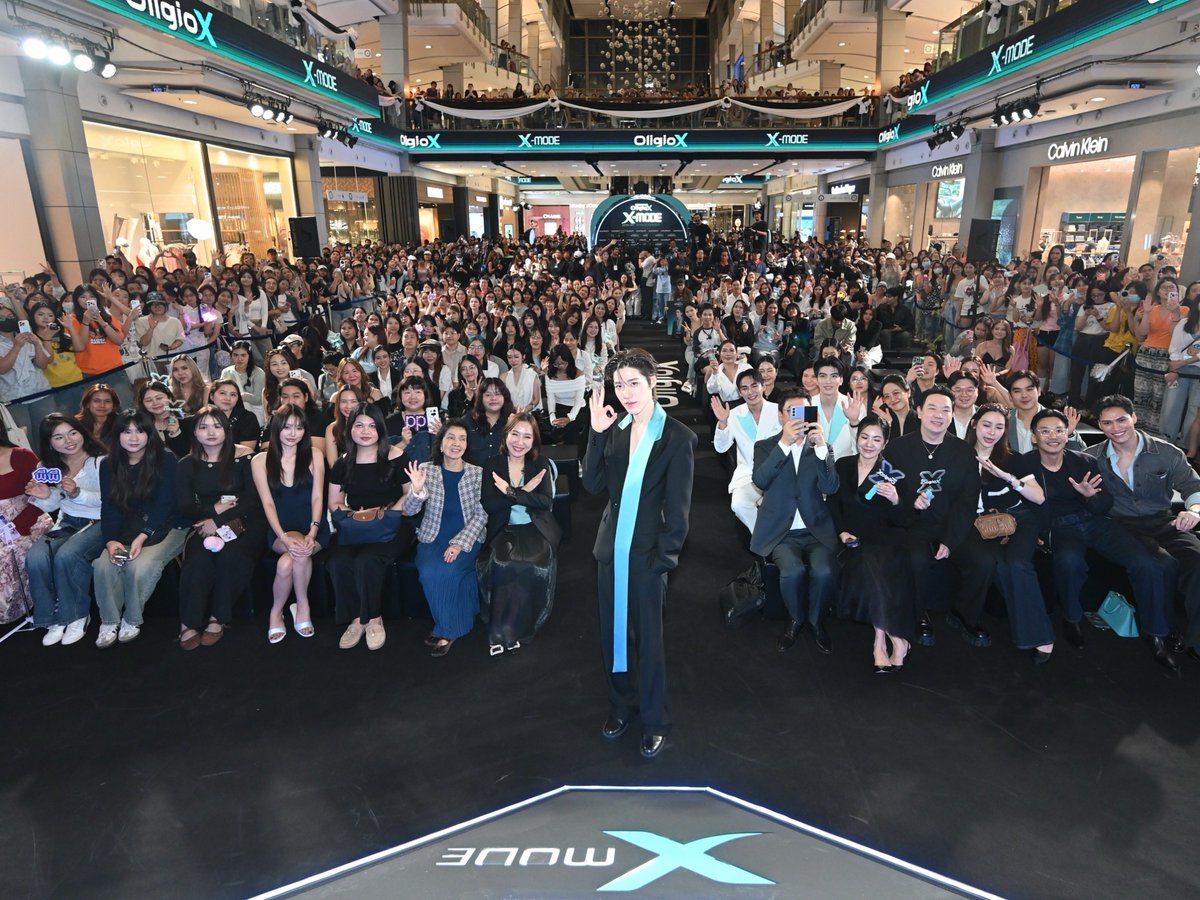 TalkinTrend's tweet photo. สมมงตัวท็อป! "พีพี–กฤษฏ์" อวดออร่าพรีเซนเตอร์
โปรแกรม “Oligio X The X-MODE” ยกระดับกรอบหน้าคมชัดแบบที่เป็นคุณ

PP KRIT OLIGIOX XMODE
#OligioXeXtraLift
#PPKRITxOligioX
#PPKritt

ออร่าเกินต้าน! เมื่อนักแสดงและศิลปินสุดฮอต "พีพี–กฤษฏ์ อำนวยเดชากร" ปรากฏตัวในลุคสุดเป๊ะสะกด
ทุกสายตา ขึ้นแท่นพรีเซนเตอร์ของโปรแกรม Oligio X The X-MODE ในงานเปิดตัวสุดยิ่งใหญ่แห่งปี "eXtra Lift In Your Own Way" จัดโดย วอนเทค เอเชีย ไทยแลนด์ (WONTECH ASIA, THAILAND) ผู้นำด้านนวัตกรรมความงาม
กลุ่มเลเซอร์และยกกระชับผิวหน้าจากเกาหลีใต้ ผู้ผลิตและจัดจำหน่ายเครื่อง Oligio X นวัตกรรมยกกระชับผิวด้วย
คลื่นความถี่วิทยุขั้วเดียว (Monopolar RF) พร้อมเปิดตัวโปรแกรม "Oligio X The X-MODE" อย่างเป็นทางการ 
บรรยากาศภายในงานคึกคักด้วยดีกรีความสนุกของการปรากฏตัวของนักร้องและนักแสดงหนุ่มหล่อ ต้าห์อู๋–พิทยา แซ่ฉั่ว, ดีเจพุฒ–พุฒิชัย เกษตรสิน และ ริท–เรืองฤทธิ์ ศิริพานิช ที่มาร่วมสร้างสีสันภายในงาน เรียกว่าเป็นอีกหนึ่งอีเวนต์บิวตี้แห่งปีที่อบอวลไปด้วยความคึกคักและความยิ่งใหญ่ เมื่อวันที่ 22 กรกฎาคม 2569 ณ ลานอีเดน ชั้น 1 เซ็นทรัลเวิลด์
    
นอกจากการเปิดตัว "พีพี–กฤษฏ์" ในฐานะพรีเซนเตอร์แล้ว อีกไฮไลต์สำคัญอยู่ที่การเปิดตัวโปรแกรม Oligio X The X-MODE ที่โดดเด่นด้วยเทคโนโลยี GX Dual Mode พัฒนาขึ้นเพื่อสามารถเลือกแนวทางการดูแลผิวได้
อย่างเหมาะสมกับแต่ละบุคคล โดยมี G Mode ที่ได้รับการออกแบบเพื่อการส่งพลังงานในระดับที่เหมาะสมสำหรับการดูแลปัญหาความหย่อนคล้อยและช่วยดูแลคุณภาพผิว ด้าน X Mode ถูกออกแบบมาเพื่อช่วยเสริมความคมชัดของกรอบหน้าให้แลดูมีมิติและช่วยดูแลปัญหาความหย่อนคล้อยบริเวณกรอบหน้า ตอบโจทย์คนยุคใหม่ที่ใส่ใจการดูแลตัวเองในทุกมิติ 
สอดรับกับเทรนด์ Wellness & Longevity ที่กำลังได้รับความนิยมทั่วโลก สะท้อนแนวคิด "Skinvestment" หรือการลงทุนเพื่อสุขภาพผิวในระยะยาว ที่คนยุคใหม่หันมาให้ความสำคัญกับการดูแลตัวเองอย่างต่อเนื่อง 
            
พีพี–กฤษฏ์ เปิดใจในฐานะพรีเซนเตอร์ถึงเคล็ดลับการดูแลตัวเองว่า “พีเป็นคนที่ค่อนข้างสังเกตตัวเองอยู่แล้วครับ เวลาเจองาน หรืออยู่กล้องบ่อย ๆ ก็จะรู้สึกได้ว่าอยากดูแลตัวเองให้มั่นใจมากขึ้นในบางจุด พอถึงเวลาที่คิดว่า
อยากดูแลเพิ่มเติม พีก็เลือกเข้าไปปรึกษาคลินิกที่มีความเชี่ยวชาญและมีเทคโนโลยีที่น่าเชื่อถือ เพื่อให้คุณหมอช่วยประเมินว่าอะไรเหมาะกับเรามากที่สุด เพราะแต่ละคนมีโครงสร้างใบหน้าและความต้องการที่แตกต่างกัน ซึ่ง Oligio X เป็นหนึ่งในนวัตกรรมที่ได้ยินเสียงชื่นชมมาอย่างต่อเนื่อง จึงรู้สึกยินดีที่ได้ร่วมงานกับแบรนด์ในครั้งนี้ครับ”
            
นอกจากนี้ เมื่อถูกถามถึงนิยามคำว่า “eXtra” ภายใต้คอนเซปต์ “eXtra Lift In Your Own Way” ที่สะท้อน
ความเป็นตัวเองมากที่สุด รวมถึงความตั้งใจที่อยากส่งต่อแรงบันดาลใจในการดูแลตัวเองให้กับทุกคน พีพีได้เผยความรู้สึกว่า "สำหรับพีพี คำว่า ‘eXtra’ ไม่ได้หมายความว่าเราต้องพยายามทำให้เยอะกว่าคนอื่น แต่มันคือการให้เวลากับตัวเองเพิ่มขึ้นอีกนิดในแบบที่เราทำแล้วรู้สึกสบายใจ และไม่ต้องนำตัวเองไปเปรียบเทียบกับใครครับ พีอยากให้ความ eXtra 
ในเวอร์ชันของพีพี เป็นแรงบันดาลใจให้ทุกคนกล้าที่จะลุกขึ้นมาดูแลตัวเองในจังหวะและวิธีที่เหมาะสมกับตัวเองที่สุด 
ไม่ต้องรีบร้อน ไม่ต้องพยายามเหมือนใคร แค่เลือกทำในสิ่งที่เราทำแล้วรู้สึกมั่นใจเท่านั้นก็พอแล้ว”
            
นอกจากนี้ยังกล่าวถึงการกลับมาร่วมงานกับ Oligio Series อีกครั้งว่า “ความประทับใจที่มีต่อแบรนด์ตั้งแต่
การร่วมงานครั้งก่อน รวมถึงการพัฒนานวัตกรรมอย่างต่อเนื่องของ Oligio X เป็นเหตุผลสำคัญที่ทำให้ตัดสินใจตอบรับ
การเป็นพรีเซนเตอร์อีกครั้ง รวมถึงแสดงความยินดีกับอีกก้าวความสำเร็จของ Oligio Series ที่ได้รับกระแสการตอบรับอย่างอบอุ่นและเติบโตอย่างต่อเนื่องทั่วไทย พีพีดีใจที่ได้เป็นส่วนหนึ่งของความสำเร็จนี้ และรู้สึกตื่นเต้นที่จะได้เห็นแบรนด์เติบโตต่อไปในอนาคต”  
        
ผู้สนใจสามารถศึกษาข้อมูลเพิ่มเติมเกี่ยวกับ Oligio X และติดตามข่าวสารของ วอนเทค เอเชีย ไทยแลนด์ ได้ผ่านเว็บไซต์ https://t.co/H7ZHb8MSvR รวมถึง Facebook: OligioX Thailand, Instagram: @oligiox_thailand และ LINE Official: @WontechTH พร้อมค้นหารายชื่อคลินิกที่ให้บริการ Oligio X ได้ที่ https://t.co/dbTXxKmWhH