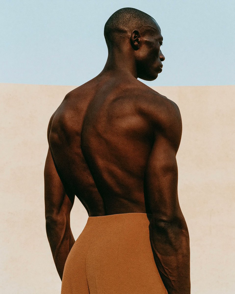 jov_boris's tweet photo. Back like sculpture. https://t.co/5PwlYadAxk