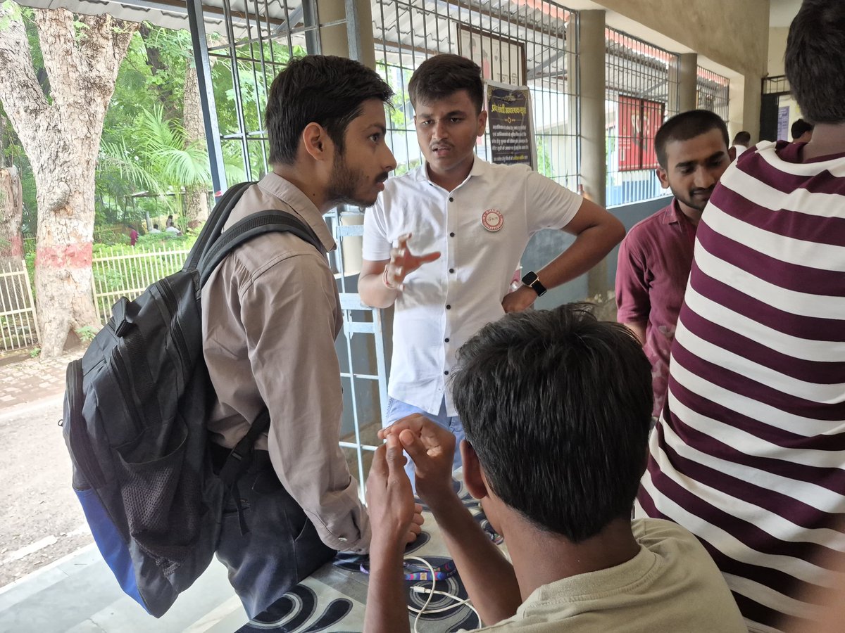 YogeshSahu_04's tweet photo. My Bharat Youth #RegistrationDrive के तहत हम दुर्ग जिले के विभिन्न गांवों में 15 से 29 वर्ष के युवाओं को दे रहे है @mybharatgov पोर्टल की जानकारी।
Registraion करने हेतु Step to Step बता रहे हैं,
ताकि जिले से कोई भी होनहार युवा माय भारत जैसे राष्ट्रीय प्लेटफॉर्म से ना चुके। https://t.co/pDLEtaRqsa
