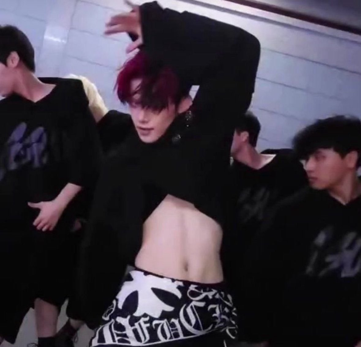 royan24_txt's tweet photo. ...???
와 허리... 잠만.. https://t.co/h1VNgKAkQ9