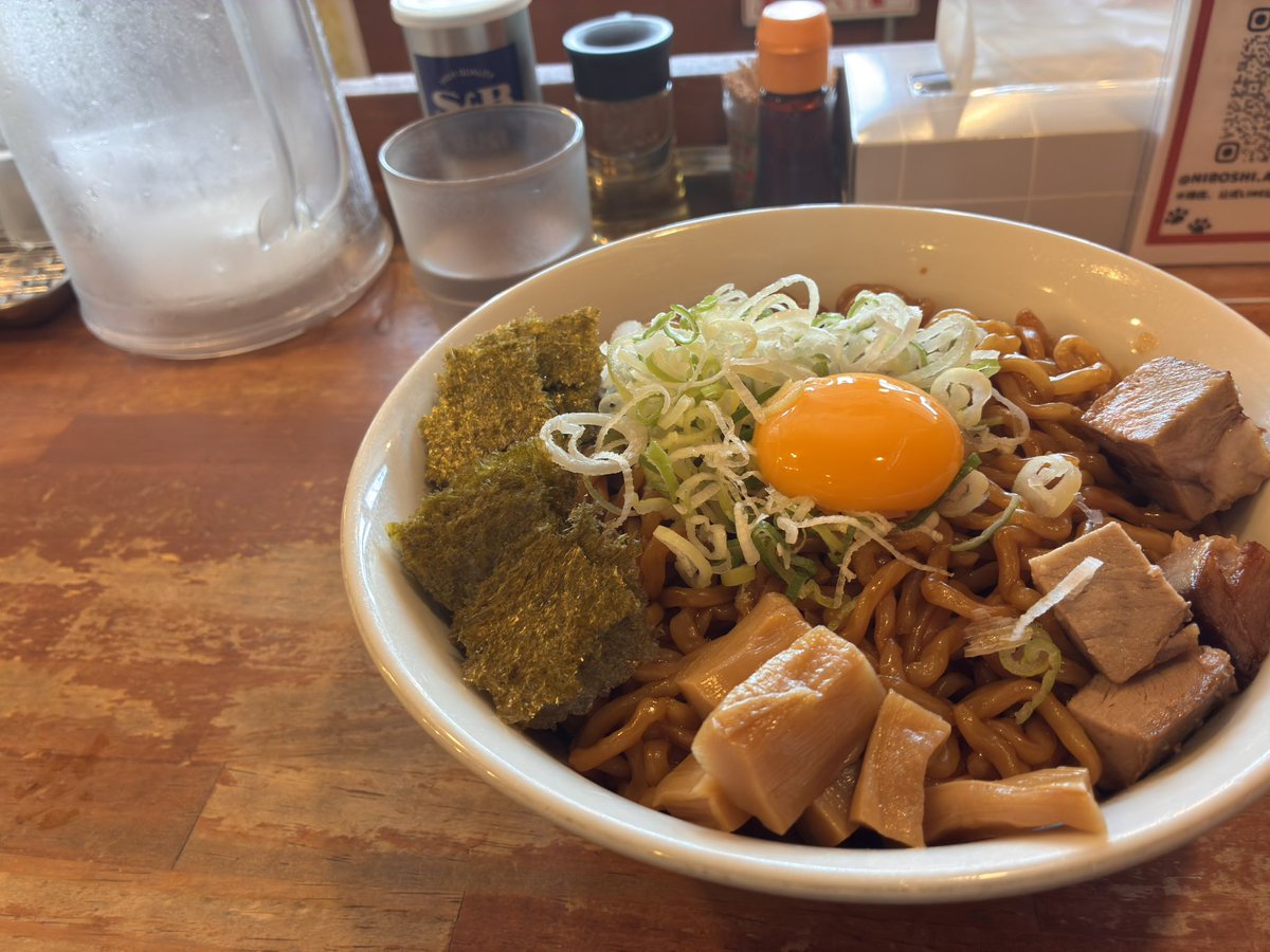 jcmi46th's tweet photo. ★道内のチェーン店をこっそり紹介27★

第27弾は札幌市で中華そば札幌煮干センターと札幌海老麺舎をやられているこちら！

煮干そばが看板メニューですが、それと並んで有名なのがこちらの油そば‼︎

お腹いっぱい食べることができるということで、地元のファンもなまらたくさんおります。

油そばは200〜300g、＋100円で400〜500gを選ぶことが出来、中の人はついつい500gをいつも選んでしまいます…

駅から少し離れたところにあるので観光等では行きにくい場所ですが、機会があれば訪れていただきたいおすすめのお店です( ^ω^ )

#jcmi46th #大会まで112日
#第46回医療情報学連合大会