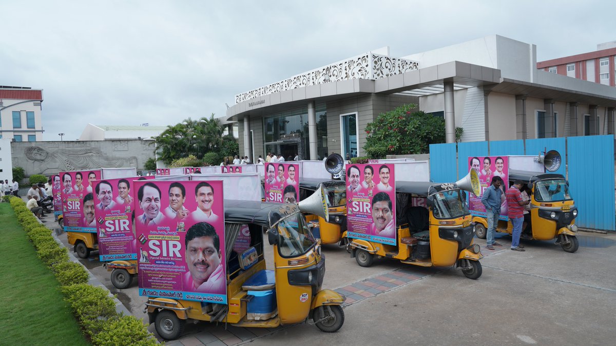 GMRMLAPTC's tweet photo. ఎస్ఐఆర్‌లో పాల్గొనండి.. పటాన్చెరు అభివృద్ధిలో భాగస్వాములు కండి..

ప్రజాస్వామ్యంలో ప్రతి ఓటు అమూల్యమైనది 

పటాన్చెరు ఎమ్మెల్యే గూడెం మహిపాల్ రెడ్డి

ఎస్ఐఆర్ అవగాహన కోసం 30 ప్రచార రథాలను ప్రారంభించిన ఎమ్మెల్యే జిఎంఆర్. 

పటాన్చెరు:

ప్రజాస్వామ్య వ్యవస్థకు ప్రతి ఓటు ప్రాణాధారమని, ఓటు హక్కును పరిరక్షించుకోవడం ప్రతి పౌరుడి బాధ్యత అని పటాన్చెరు శాసనసభ్యులు గూడెం మహిపాల్ రెడ్డి పేర్కొన్నారు. శరవేగంగా అభివృద్ధి చెందుతున్న పటాన్చెరు నియోజకవర్గంలో అభివృద్ధి నిరంతరం కొనసాగాలంటే అర్హులైన ప్రతి ఓటరు ఎస్‌ఐఆర్ (Special Intensive Revision) ప్రక్రియలో తప్పనిసరిగా పాల్గొని, ఆగస్టు 3వ తేదీ లోపు తమ దరఖాస్తులను పూర్తి వివరాలతో సమర్పించాలని ఆయన విజ్ఞప్తి చేశారు.

గురువారం పటాన్చెరు డివిజన్‌లోని జీఎంఆర్ కన్వెన్షన్ సెంటర్‌లో నిర్వహించిన కార్యక్రమంలో ఎస్‌ఐఆర్‌పై ప్రజల్లో విస్తృత అవగాహన కల్పించేందుకు ప్రత్యేకంగా ఏర్పాటు చేసిన 30 ప్రచార రథాలను ఎమ్మెల్యే గూడెం మహిపాల్ రెడ్డి జెండా ఊపి ప్రారంభించారు. అనంతరం నిర్వహించిన విలేకరుల సమావేశంలో ఆయన మాట్లాడుతూ, ప్రజల భాగస్వామ్యంతోనే ఒక ప్రాంతం అన్ని రంగాల్లో అభివృద్ధి సాధిస్తుందని, ఆ భాగస్వామ్యానికి తొలి మెట్టు ఓటు హక్కేనని స్పష్టం చేశారు.

పటాన్చెరులో శాశ్వతంగా నివసిస్తున్న ప్రతి ఒక్కరూ తమ ఓటు హక్కును కాపాడుకునేందుకు ఎస్‌ఐఆర్ ప్రక్రియను నిర్లక్ష్యం చేయకుండా సకాలంలో పూర్తి చేయాలని ఎమ్మెల్యే పిలుపునిచ్చారు. ఈ ప్రక్రియలో పాల్గొనని వారు తమ విలువైన ఓటు హక్కును కోల్పోయే అవకాశం ఉందని హెచ్చరించారు. ప్రజాస్వామ్య బలోపేతానికి, పటాన్చెరు అభివృద్ధి ప్రస్థానంలో భాగస్వాములు కావాలంటే ప్రతి ఓటరు బాధ్యతగా ఎస్‌ఐఆర్‌లో పాల్గొనాలని కోరారు.

నియోజకవర్గ పరిధిలోని తొమ్మిది డివిజన్లు, మూడు మున్సిపాలిటీలు, రెండు మండలాల్లోని ప్రతి వార్డు వరకు ఈ ప్రచార రథాలు చేరుకుని ప్రజలకు ఎస్‌ఐఆర్‌పై అవగాహన కల్పిస్తాయని తెలిపారు. అలాగే ప్రార్థనా స్థలాలు, క్రీడా ప్రాంగణాలు, విద్యా సంస్థలు, పార్కులు, మార్కెట్లు, పారిశ్రామిక ప్రాంతాలు తదితర ప్రజా ప్రదేశాల్లో వివిధ ప్రచార మాధ్యమాల ద్వారా ఎస్‌ఐఆర్ ప్రాముఖ్యతను విస్తృతంగా తెలియజేస్తున్నట్లు వెల్లడించారు.

ఈ కార్యక్రమంలో బీఆర్ఎస్ పార్టీ నియోజకవర్గ కో-ఆర్డినేటర్ ఆదర్శ్ రెడ్డి, ప్రజాప్రతినిధులు, మాజీ ప్రజాప్రతినిధులు, పార్టీ సీనియర్ నాయకులు, కార్యకర్తలు, అభిమానులు పెద్ద సంఖ్యలో పాల్గొన్నారు.
@BRSparty @BRSHarish @TelanganaCMO @hydcitypolice @ECISVEEP @KTRBRS