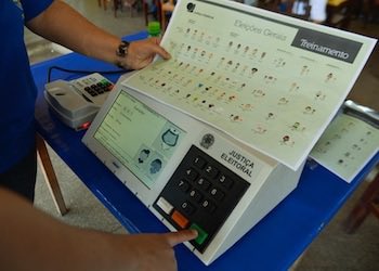 Hotspotorlando's tweet photo. 🚨 BRAZIL WAKE UP! The TSE is caught red-handed AGAIN!🔥🔥
While they swear up and down there’s ZERO connection to Smartmatic, the company’s own website proudly brands Brazil as one of their prized election “successes” — complete with maps and glory stories!

This is the SAME Smartmatic tied to Chávez and Maduro’s rigged Venezuelan machine — software designed to STEAL power, not count votes fairly. They provided “support services” for Brazil’s elections for years. Now they won’t come clean on contracts, code, or maintenance?

Enough with the black-box urnas and excuses! Patriots demand PAPER TRAILS, full audits, and TOTAL TRANSPARENCY NOW!
Read the full explosive report exposing this sovereignty threat:
https://t.co/hcs89b3fyt