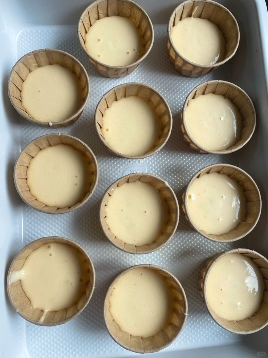 Maihdezg's tweet photo. Just pulled the fluffiest vanilla buttercream cupcakes out of the oven—warm, sweet, and way more fun than following a recipe perfectly https://t.co/7Z4KSJ1cvF