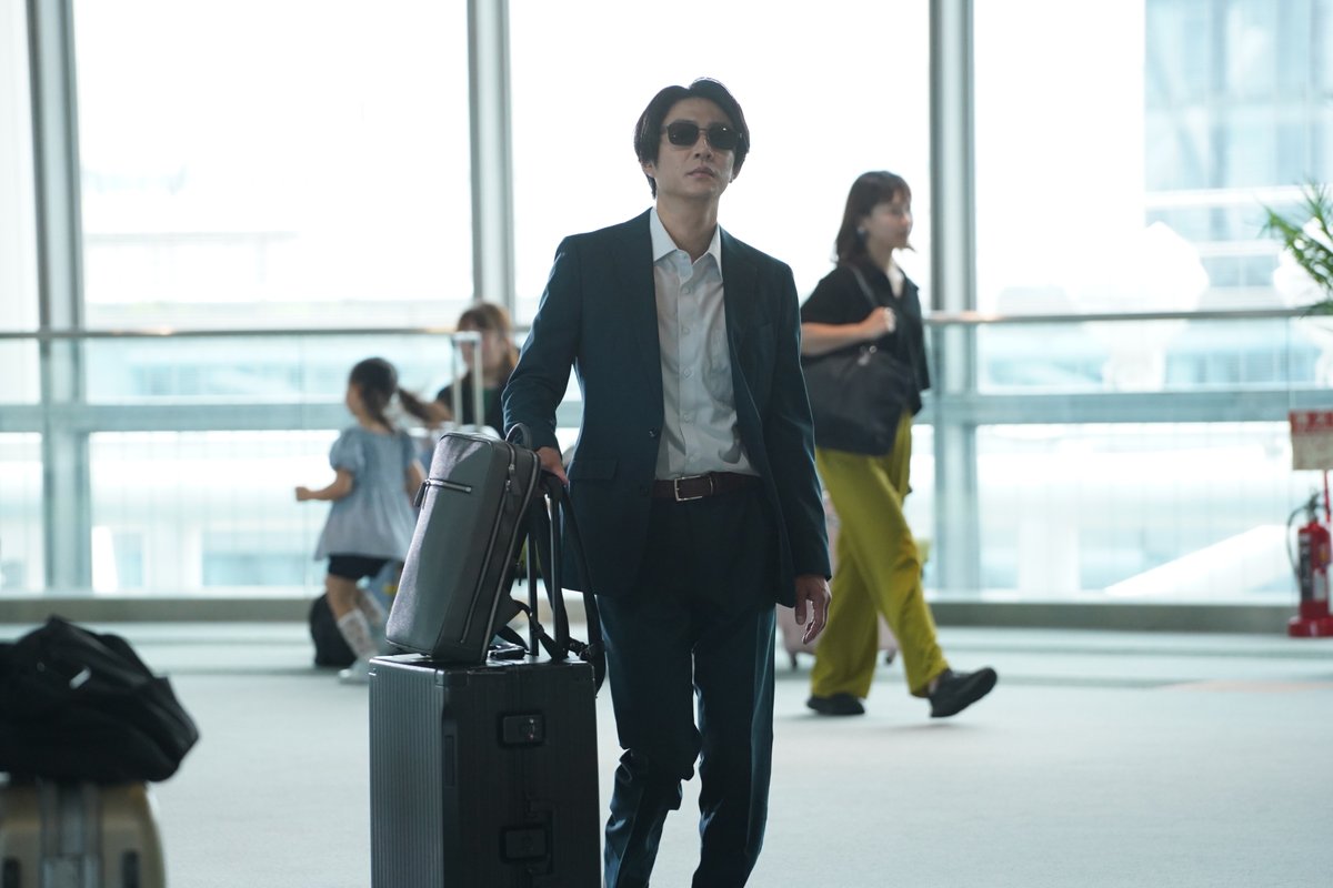 daitsuiseki_ex's tweet photo. 【第1話】TVerで見逃し配信中
https://t.co/Q9OM5gl9DM
￣V￣￣￣￣￣￣￣￣￣￣￣￣￣

名波(#相葉雅紀)がアメリカから帰国🇺🇸
めずらしいサングラスショット🕶

――ただいま帰りました！
みんなの顔がはやく見たくて――

『#大追跡 〜警視庁ＳＳＢＣ強行犯係〜Season2』
第2話 7月29日(水)よる9時🚨 https://t.co/tGU39WpaIL