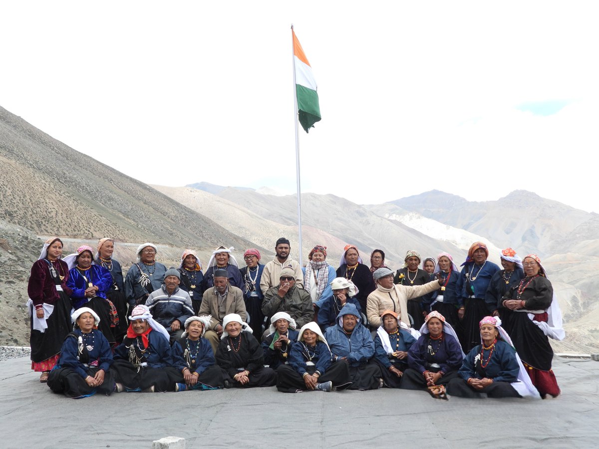 DevbhoomiRkshak's tweet photo. 🏔️🇮🇳  Nestled in the pristine Niti Valley of Uttarakhand, The Marchha Bhotiya community of Malari Village gathered here to offer prayers and perform ancestral rites (Tarpan).
#devbhoomirakshak #NitiValley  #Uttarakhand #IndianHimalayas #culture #indianarmy 
@adgpi @UBArea_IA https://t.co/LdSm3Hfpo8