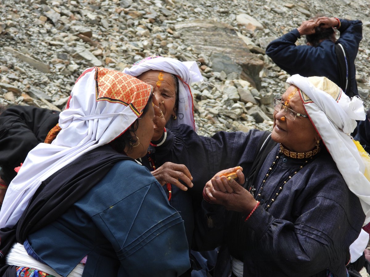 DevbhoomiRkshak's tweet photo. 🏔️🇮🇳  Nestled in the pristine Niti Valley of Uttarakhand, The Marchha Bhotiya community of Malari Village gathered here to offer prayers and perform ancestral rites (Tarpan).
#devbhoomirakshak #NitiValley  #Uttarakhand #IndianHimalayas #culture #indianarmy 
@adgpi @UBArea_IA https://t.co/LdSm3Hfpo8