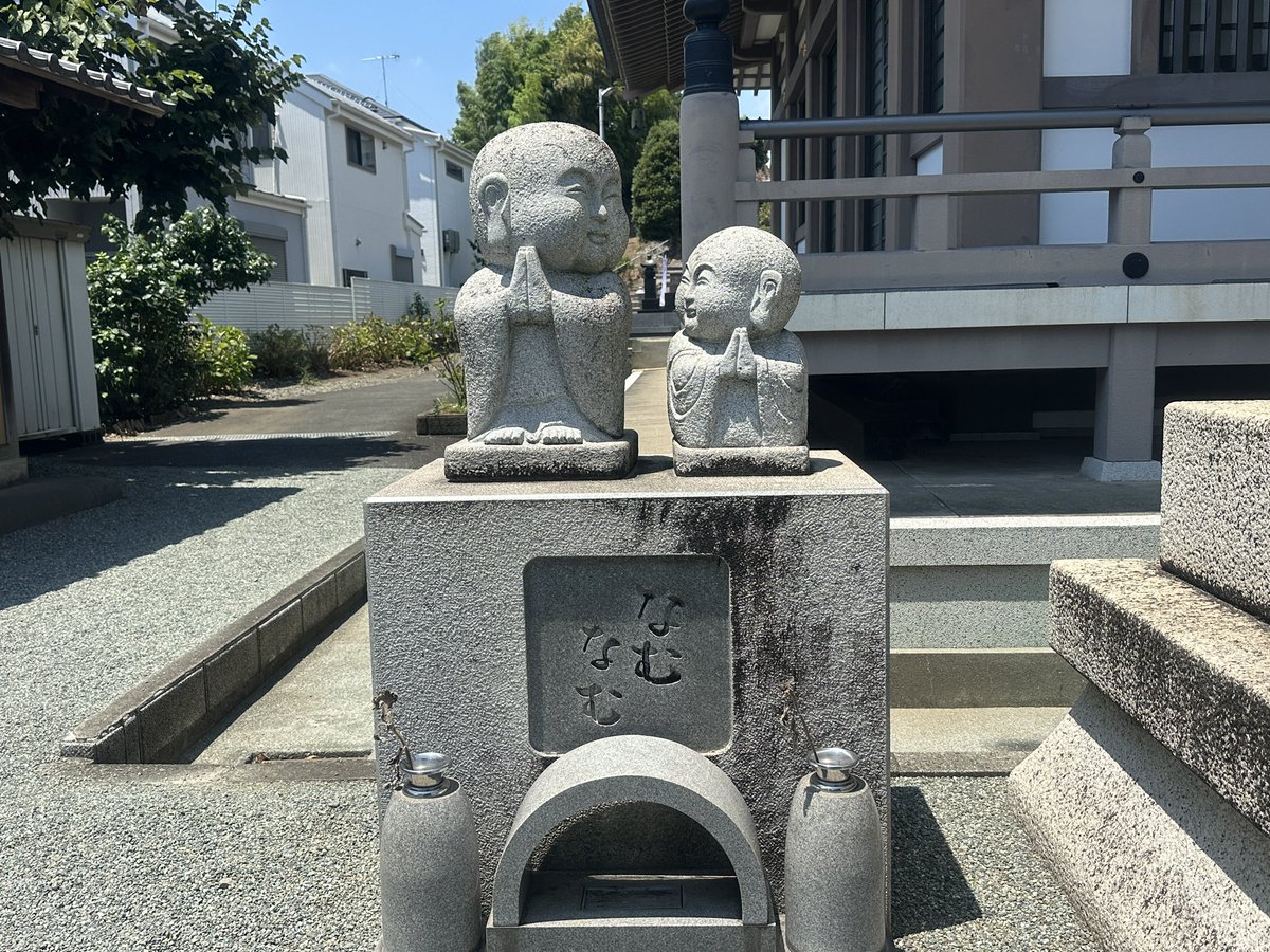 chan93540699's tweet photo. 信法寺・大和市
お掃除に行って来ました。
お盆も近く、猛暑ですのでお参りの際は気をつけ行ってください。
https://t.co/rvDXaIuYl1
➿0120-148-085
お気軽にお問い合わせください
#のうこつぼ　#信法寺　#お墓　#お盆　#大和市 https://t.co/wTWWxLcMJZ