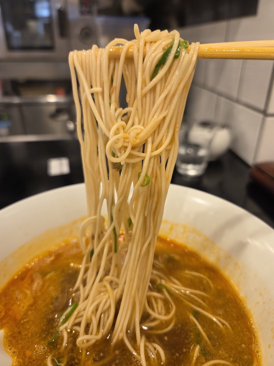 menriusandayo's tweet photo. 創作麺工房 鳴龍@大塚
担担麺+パクチー+かえだま
海老雲呑
午後2時に整理券無し訪麺！
辛痺でスパイシーで濃厚かつ淡麗、挽肉や干海老と貝の旨味も感じる唯一無二なスープに極上の細麺、パクチーとの親和性も秀逸、やはり一切の隙を感じない日本一の担担麺だと思う✨初食の海老雲呑もブリブリでした😂 https://t.co/NmgtcqGvCP
