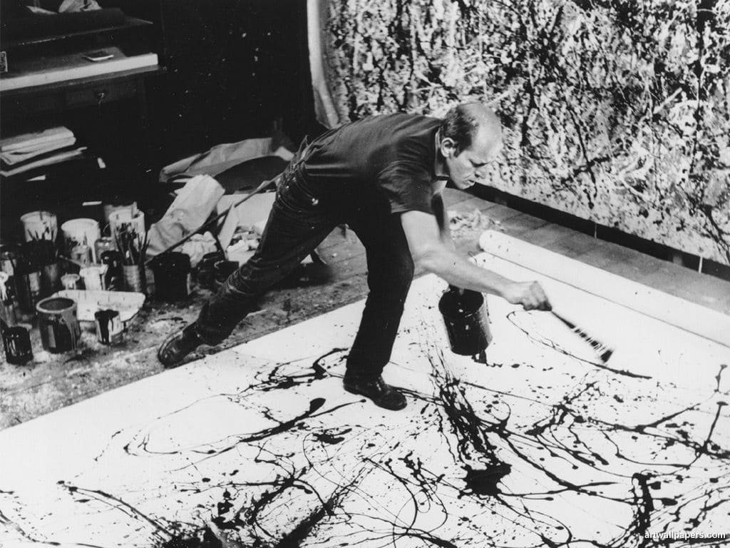 AugusteBardamu's tweet photo. Le plus grand rebelle anti-système de l'art moderne n'était en fait que la marionnette la plus docile de la CIA.

New York, 1950. Jackson Pollock est ivre. Fauché. Profondément anti-américain.

Dans son atelier crasseux, il jette violemment de la couleur sur la toile.

Il veut détruire l'ordre bourgeois. Il est persuadé de cracher au visage du gouvernement à chaque éclaboussure.

Mais à 350 kilomètres de là, dans un bureau sécurisé de Washington, quelqu'un l'observe.

Cet homme s'appelle Thomas Braden. Il porte un costume sur mesure. Il dirige les opérations culturelles de la CIA.

La Guerre froide s'intensifie. En Europe, l'URSS impose son « réalisme socialiste ». Un art lisse, parfait, glorifiant le communisme.

L'Amérique doit riposter. Elle doit prouver qu'elle est la patrie de la liberté d'expression absolue.

Le problème ? Le public américain et le président Truman haïssent viscéralement l'art moderne.

Braden prend alors une décision radicale. Il va pirater le marché de l'art mondial. Dans le secret le plus total.

Là où tout le monde voit des gribouillages d'ivrogne, l'espion voit une arme psychologique dévastatrice.

Le chaos abstrait de Pollock est l'antidote parfait à la propagande soviétique.

La CIA déclenche l'opération.

Braden met en place des fondations écrans. Il blanchit des millions de dollars de fonds secrets.

Cet argent noir va tout contrôler. Payer les critiques d'art. Acheter les toiles. Et propulser l'œuvre de Pollock dans les plus grands musées d'Europe.

Le braquage est un succès absolu. L'Europe est subjuguée par cette avant-garde féroce. L'Amérique gagne la guerre de l'image.

Pollock, lui, est mort en icône mondiale.

Il était persuadé d'avoir fait plier le système par la seule force de son génie subversif.

Il n'a jamais su que sa rébellion avait été intégralement financée par l'agence qu'il détestait le plus au monde.