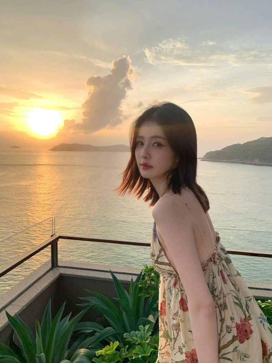 lbalys42719184's tweet photo. Baby's back is so hot, and those legs are absolutely hot. 🔥🥵
aaaaakkh I love summer 🍍 so fresh. 🤤
 #BaiLu https://t.co/YSL017vfyT