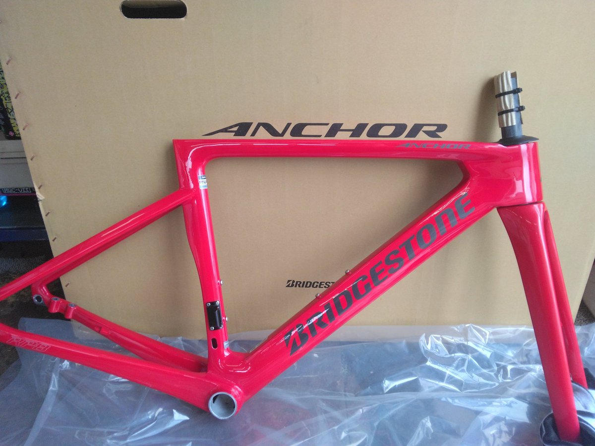 kyousei_cycle's tweet photo. 次にBRIDGESTONE ANCHOR。

■RP8■
・510mm(170cm～185cm)
・105 Di2
ANCHOR展示会で展示使用(走行未使用)されていたのを買取仕入れ。さらに3Tホイールはセール時に購入。
それらを組み合わせてかなりお得な価格で販売してます！
RP8 ￥524,000 ＋ ﾎｲｰﾙ ￥119,800
→【￥515,000】
※展示車のみ
お取り寄せなどでこの仕様での販売となると￥600,000超えとなります。

■RP フレームセット■
・440mm(155cm～168cm)
昨年の限定カラー。今になってはなかなか新品で手に入らないフレームセット。
￥330,000→【￥275,000】
完成車販売希望の方はお問い合わせください！