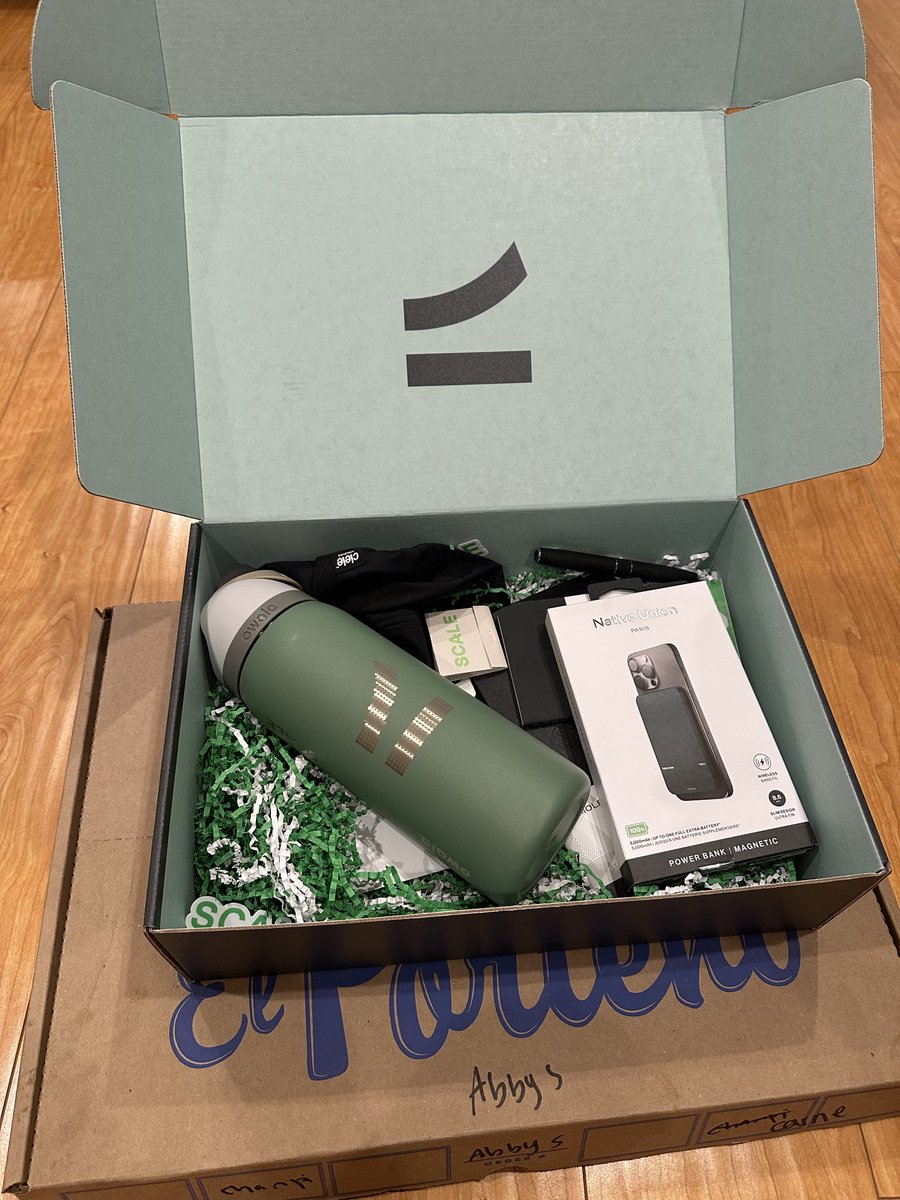 stanleylo_4's tweet photo. Was at @scalevp x @paraformtalent  arcade night on my birthday and left with this and a box of empanadas you guys are the goats 🐐🐐🐐 https://t.co/lVN291Q8Nf