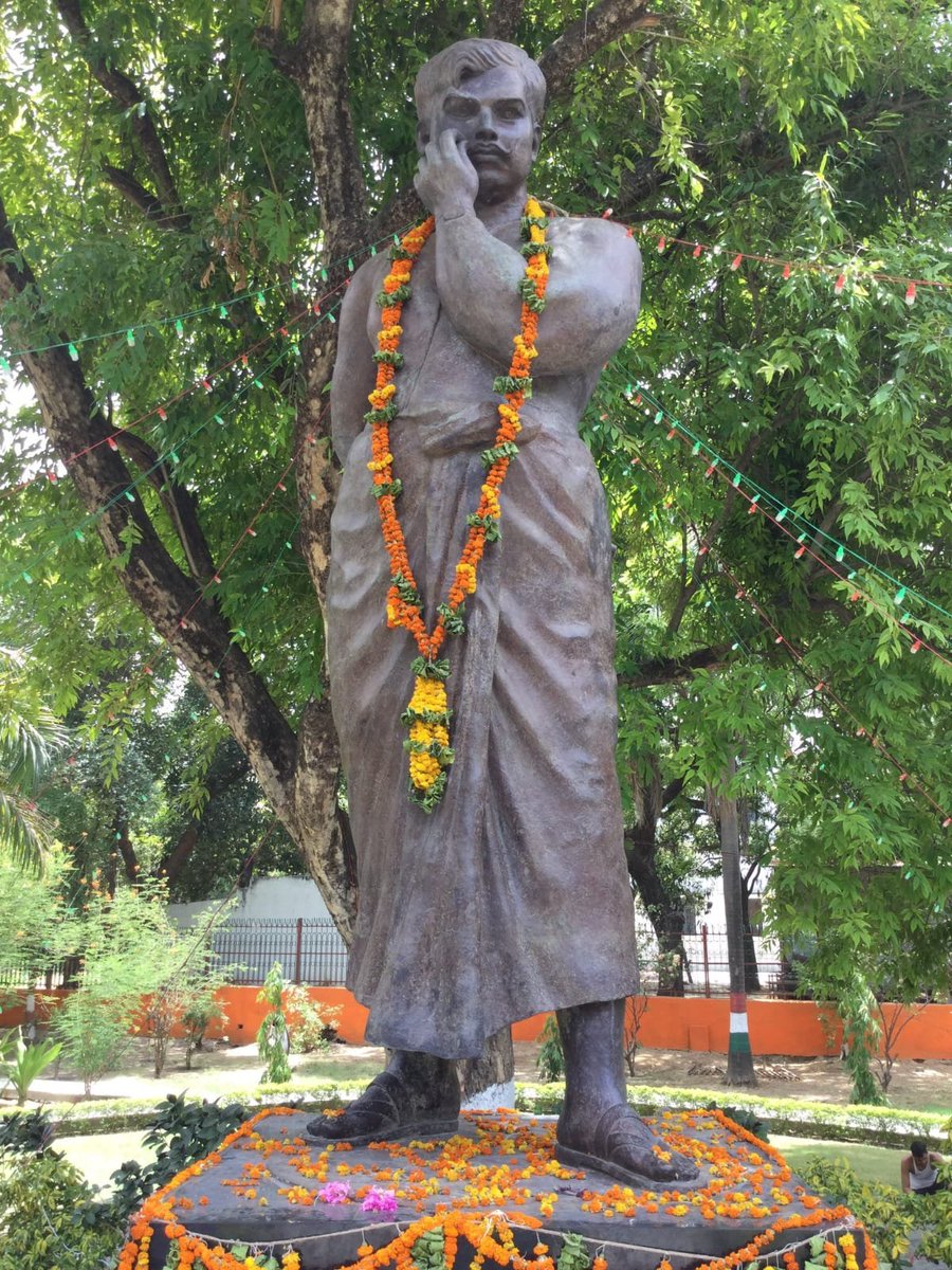 HitanandSharma's tweet photo. मुछों पर ताव,
कमर में पिस्टल,
कांधे पर जनेऊ,
शेर सी शख्सियत.......
वो याद थे वो याद हैं वो याद रहेंगे,
आज़ाद थे आज़ाद है आज़ाद रहेंगे..
जयंती पर शत शत नमन! https://t.co/ZmIYElAbgs