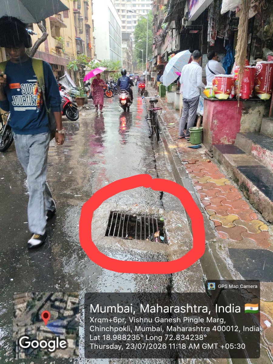 diy_atul's tweet photo. कित्येक पावसाळी जाळ्या चेंज केल्या नाहीत इकडे ही जाळी तुटून पडली आहे एखाद्या लहान मुलाचा पाय गेला तर जीव जाऊ शकतो संपूर्ण जबाबदार @mybmcWardE लक्षात असावं @CPMumbaiPolice @MTPHereToHelp ठिकाण : चिंचपोकळी तेली गल्ली @TawdeRitu #चिंचपोकळी #भायखळाविधानसभा https://t.co/IEyY1UJgBq