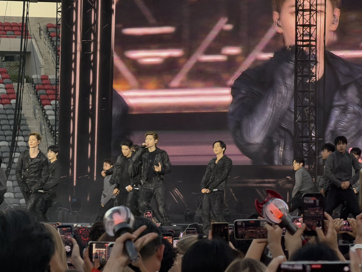 TouringAsiaPop's tweet photo. 📸 ADMIN PERSPECTIVE

A well over 20,000+ engenes were full of screams and cheers at ENHYPEN’s first San Diego show at Snapdragon Stadium.

The stadium was packed and filled more than what others assumed, making this a successful concert amid being outside Los Angeles and on a Tuesday and as a six member group.

The crowd was very supportive and participated in every activity and chants.

They promised to return to San Diego in the future, appreciating the participation of the BLOOD SAGA concert, with NI-KI wanting to move to San Diego when he gets older.

@ENHYPEN 

#엔하이픈 #ENHYPEN #ENHYPEN_in_SANDIEGO #bloodsaga_in_sandiego
#EN_WORLDTOUR_BLOODSAGA
#BLOODSAGA_IN_US #EN_BLOODSAGA