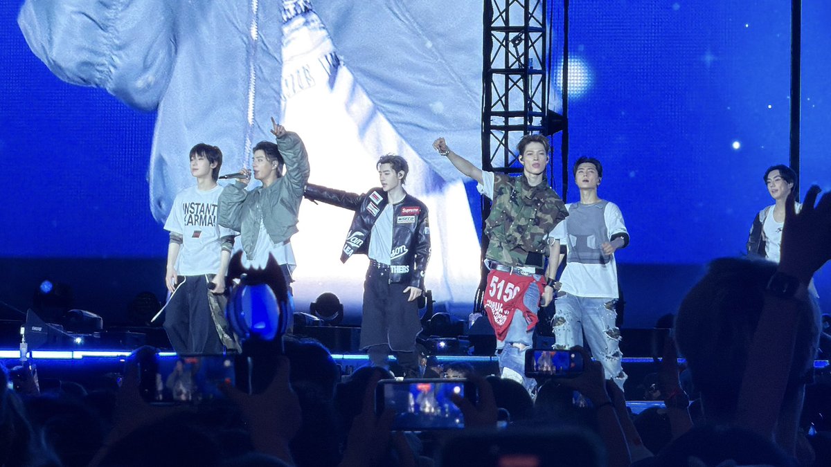 TouringAsiaPop's tweet photo. 📸 ADMIN PERSPECTIVE

A well over 20,000+ engenes were full of screams and cheers at ENHYPEN’s first San Diego show at Snapdragon Stadium.

The stadium was packed and filled more than what others assumed, making this a successful concert amid being outside Los Angeles and on a Tuesday and as a six member group.

The crowd was very supportive and participated in every activity and chants.

They promised to return to San Diego in the future, appreciating the participation of the BLOOD SAGA concert, with NI-KI wanting to move to San Diego when he gets older.

@ENHYPEN 

#엔하이픈 #ENHYPEN #ENHYPEN_in_SANDIEGO #bloodsaga_in_sandiego
#EN_WORLDTOUR_BLOODSAGA
#BLOODSAGA_IN_US #EN_BLOODSAGA