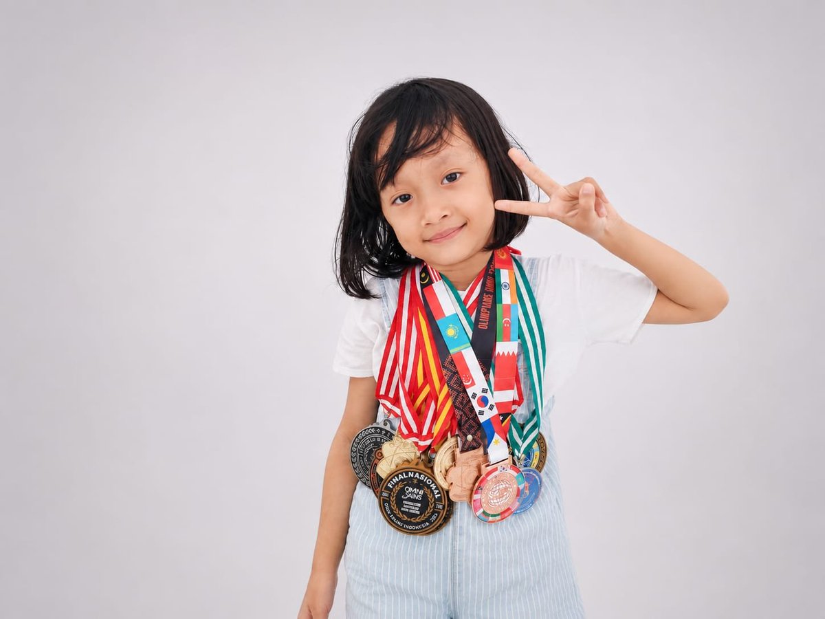 LambeSahamjja's tweet photo. Ini cerita anak kecil pinter matematika dari Purworejo:
- namanya Kintania
- umurnya baru 7 tahun, masih kelas 1 SD
- dia menang lomba matematika tingkat nasional 
- karena menang, dia bakal ikut lomba lagi tingkat dunia di Jerman bulan Desember nanti
- buat berangkat ke Jerman butuh biaya sekitar Rp20 juta
- dan itu ditanggung sendiri sama keluarganya, bukan dibiayai negara
- bawa nama indonesia tapi tidak ada campur tangan pemerintah indonesia