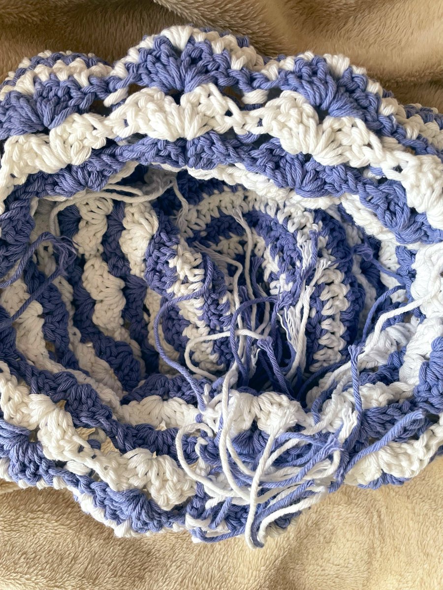 renkumo0052's tweet photo. 極太コットン糸で編んだ帽子🧶長編み、表引き上げ編み、鎖編みで構成された模様編みが可愛い✨✨
ずっと前に出来上がってたのだけれど……理想と現実。
糸処理キャンセルしてた🫨……やるか💪
#ダイソー
 #かぎ針 https://t.co/WMOhFFzhBY