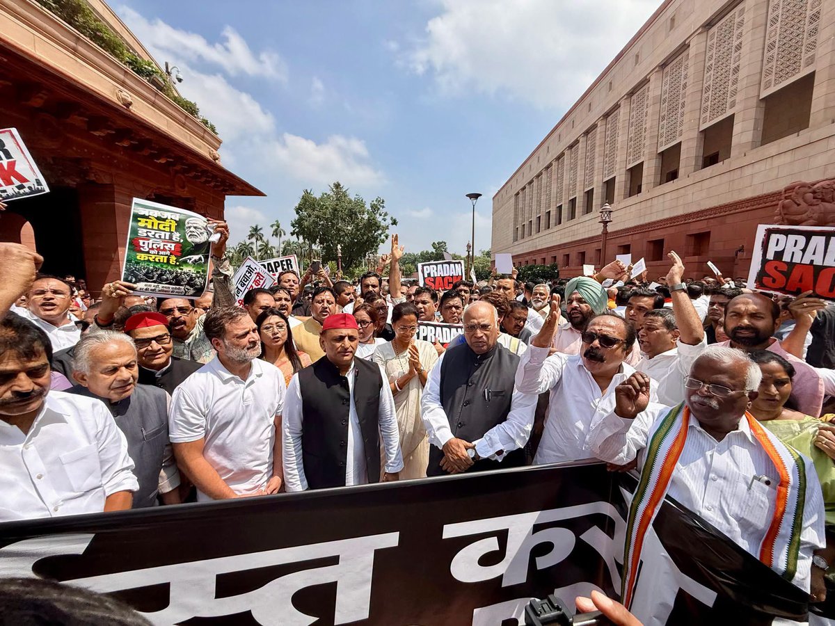 DipikaPS's tweet photo. जिस शिक्षा मंत्री के कार्यकाल में करोड़ों छात्रों का भविष्य बार-बार संकट में पड़ा हो, उसे पद पर बने रहने का कोई नैतिक अधिकार नहीं है।

लगातार पेपर लीक, परीक्षा में अनियमितताएँ और शिक्षा व्यवस्था की विफलताओं ने देश के युवाओं का भरोसा तोड़ दिया है।

आज विपक्ष एकजुट होकर शिक्षा मंत्री धर्मेंद्र प्रधान को पद से हटाने और छात्रों के भविष्य से खिलवाड़ करने के लिए मोदी सरकार से जवाबदेही की मांग कर रहा है।

📍 नई दिल्ली

#PaperLeak #ChhatronKiGoonj #StudentsVoice #YouthJustice #ShikshaBachao #RemoveDharmendraPradhan 

@RahulGandhi