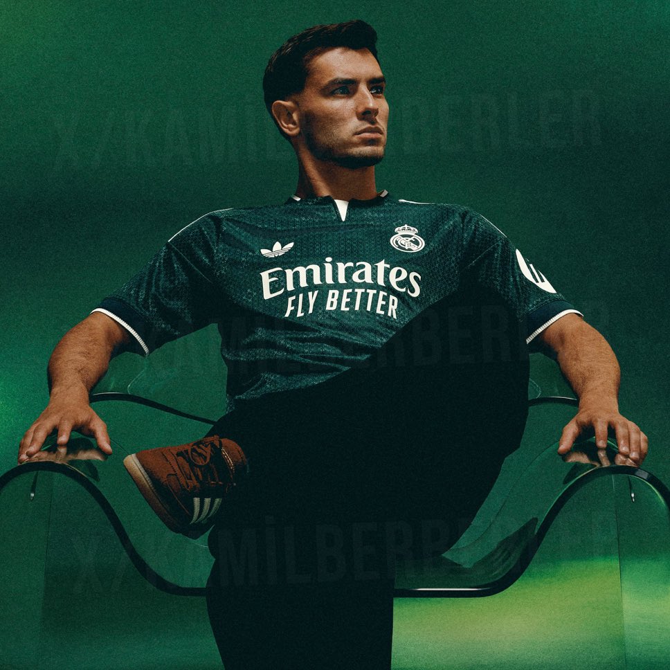 Matthew77ik's tweet photo. This Real Madrid away kit 😍😍 https://t.co/ekhvzBijG6