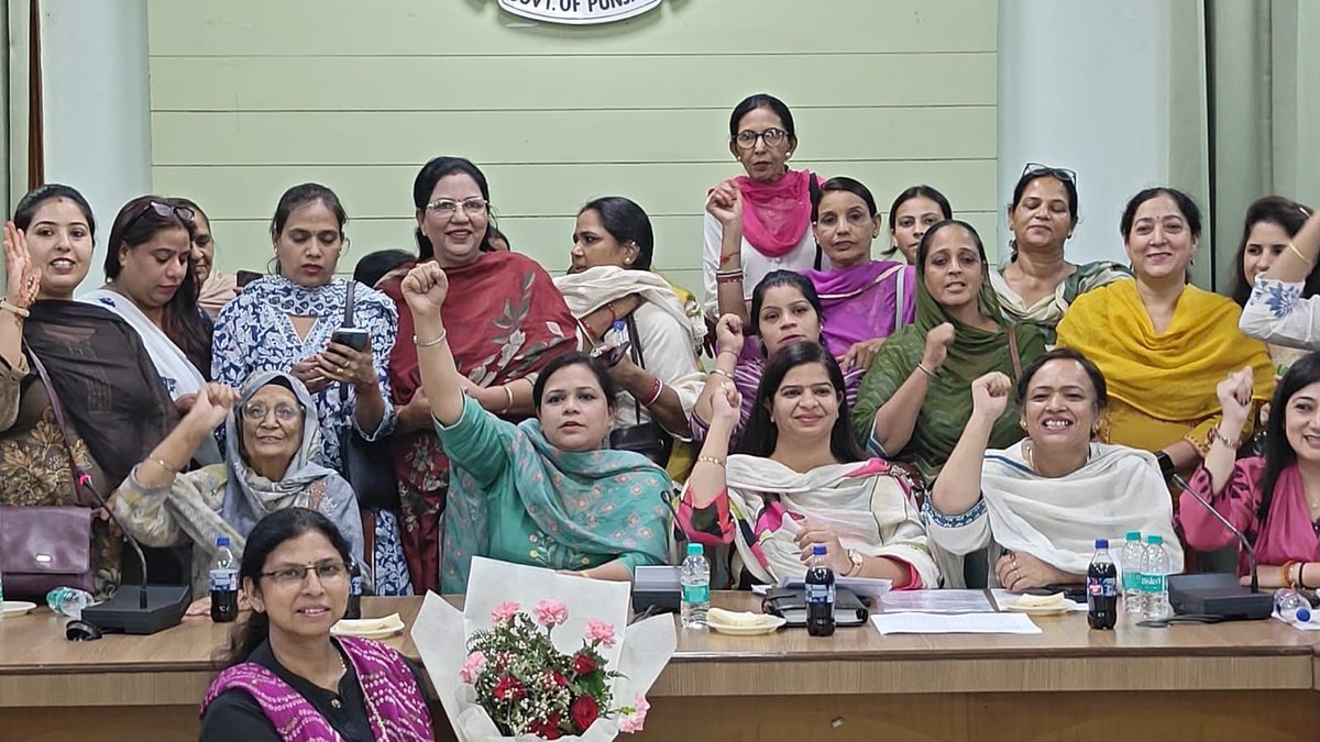 AAP_WomenWingPB's tweet photo. 📍 ਅੰਮ੍ਰਿਤਸਰ (ਬਚਤ ਭਵਨ)

ਜ਼ੋਨ ਇੰਚਾਰਜ ਸੁਖਬੀਰ ਕੌਰ ਜੀ ਅਤੇ ਜ਼ਿਲ੍ਹਾ ਪ੍ਰਧਾਨ ਕਾਮਨਾ ਆਨੰਦ ਜੀ ਵੱਲੋਂ ਕਰਵਾਈ ਗਈ ਅਹਿਮ ਮੀਟਿੰਗ ਵਿੱਚ ਸਟੇਟ ਵਾਈਸ ਪ੍ਰੈਜ਼ੀਡੈਂਟ ਕਮ ਮੇਅਰ ਲੁਧਿਆਣਾ ਪ੍ਰੋ. ਇੰਦਰਜੀਤ ਕੌਰ ਜੀ ਨੇ ਵਿਸ਼ੇਸ਼ ਤੌਰ 'ਤੇ ਸ਼ਿਰਕਤ ਕੀਤੀ। https://t.co/cjrvuUJrTD