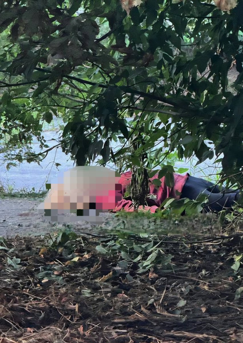 CrimeanVoyager's tweet photo. Kherson. Here, simply walking down the street can get you killed by russian terrorists.

💔 She was just an innocent civilian.

We don’t hate russia enough. https://t.co/PAWbKfeSE3