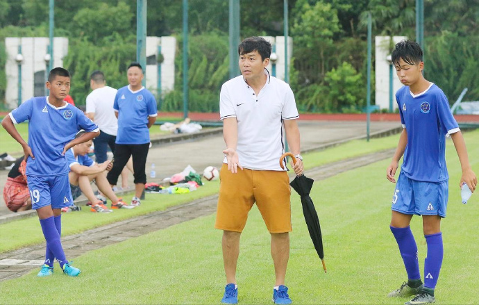 weichonginsight's tweet photo. 一个被终身禁止从事足球相关活动的人，堂而皇之带队训练了十几年，直到3天内扇了一个未成年球员二十多耳光，才被曝光。

这个人叫申思，2003年中国足坛，还有个更让人心寒的细节——申思打的这个孩子，只是个子比较高一点，就被单独叫出来当众扇耳光，脸都打出了手掌印，家长报警时说，孩子是���提升自己的，不是让他发泄情绪的。

按理说，这个人早该从中国足球版图上彻底消失了。可事实是，出狱后的申思，摇身一变成了上海幸运星足球俱乐部的创始股东，持股超过30%，顶着"技术顾问"的名头，一带就是十几年青训。直到这次打人视频流出，舆论炸锅，上海足协才后知后觉地站出来通报：哦对，他确实不该在这。

这十几年里，多少家长交着培训费，把孩子送到一个"终身禁足"的假球案主犯手里，自己却完全不知情。足协最新的处罚是——警告俱乐部、禁止注册新球员6个月、罚款2万元。一个���纵联赛的人渣，藏身青训十几年才被发现，最后的代价是2万块罚款。这大概是这件事最讽刺的地方。