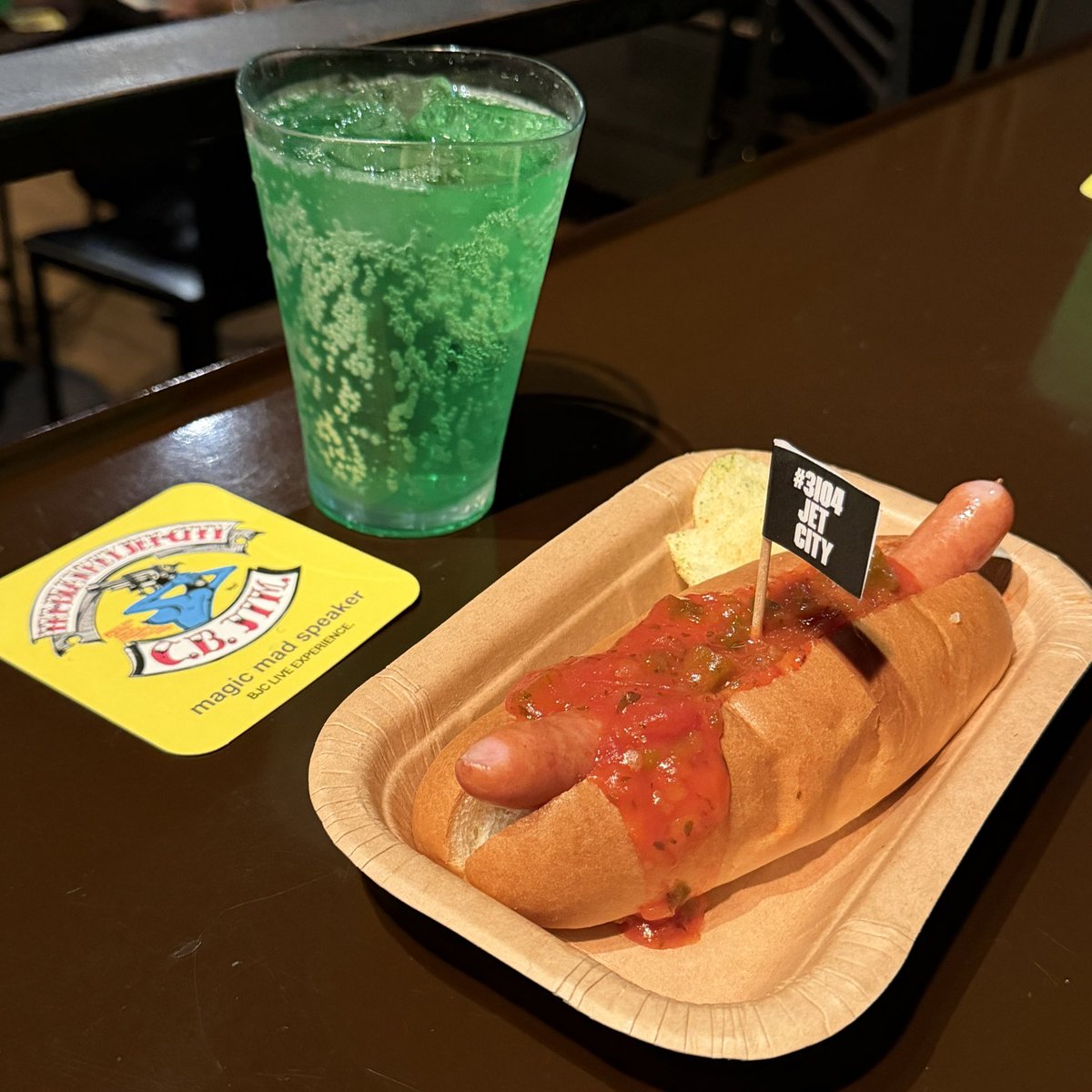 BJC_officialX's tweet photo. メロンソーダとチリドッグ🌭
円盤喫茶ブランキーでお待ちしてます❤️‍🔥

#BLANKEYJETCITY #BJC #ブランキー https://t.co/EvsagKcJxn
