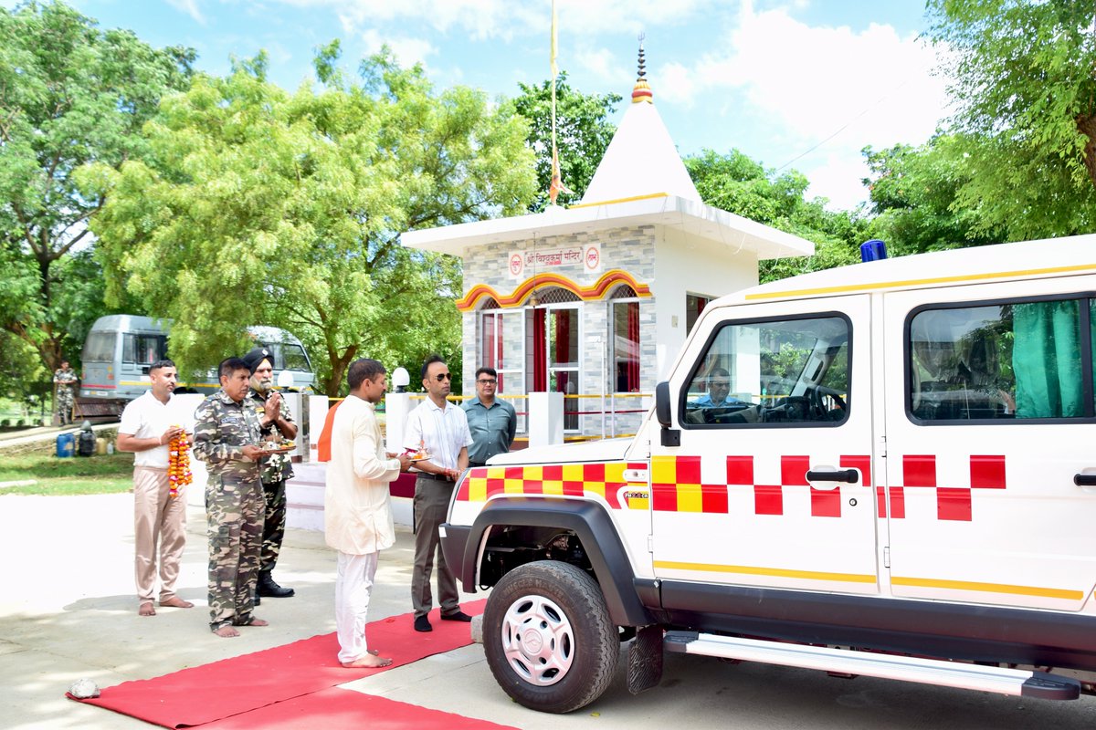 59bnssb_india's tweet photo. 59 #SSB में श्री कैलाश चन्द रमोला कमांडेंट द्वारा नव-समाविष्ट TRAX CRUISER AMBULANCE SML का वैदिक मंत्रोच्चार एवं पारंपरिक विधि-विधान से शुभारंभ किया गया।
#BorderSpine59 #MedicalSupport #Healthcare #EmergencyMedicalSupport #OperationalReadiness #HealthAndSafety 
@SSB_INDIA https://t.co/MzLG79f2nS