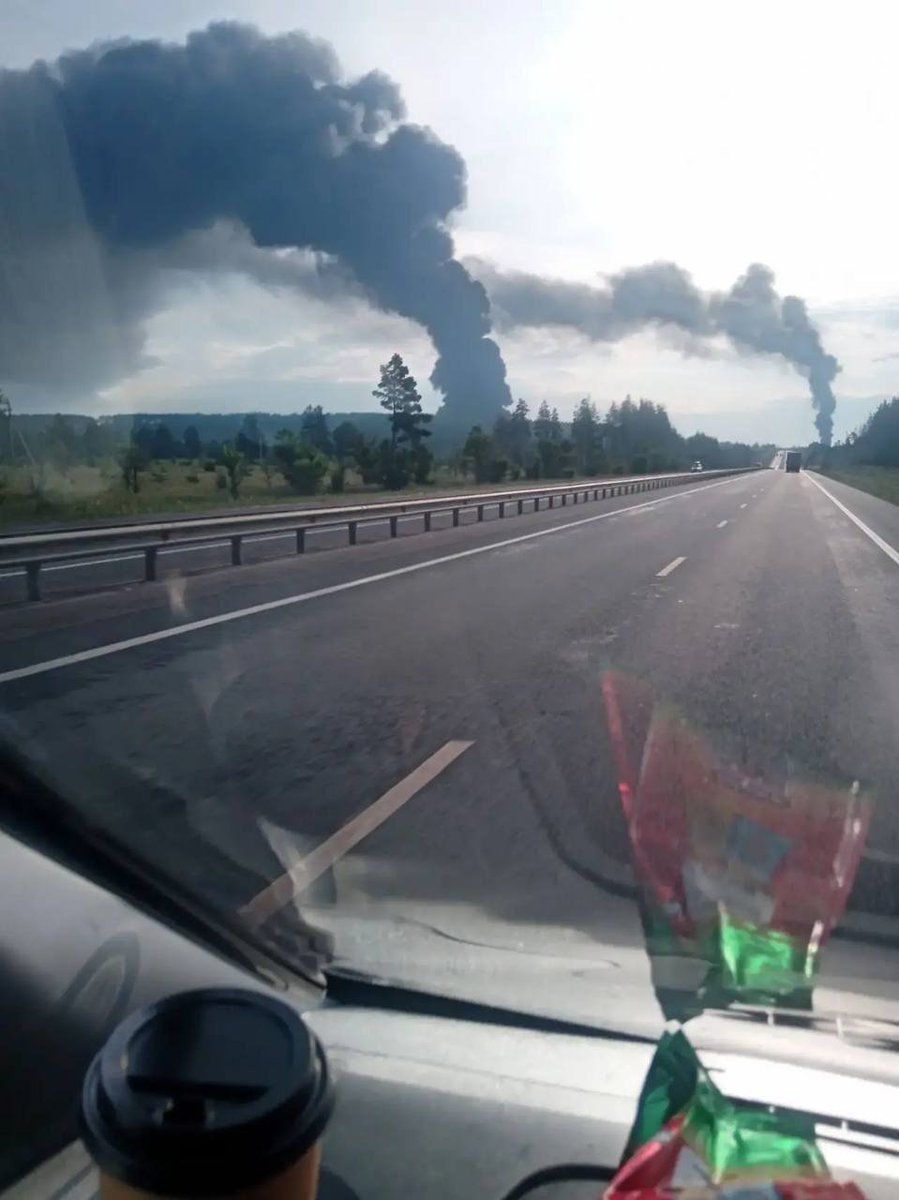LXSummer1's tweet photo. Good morning sunshines 🌞 
Enjoy your ☕ and let's Go 🤩🤙
Ulyanovsk, Russia ❗ 
1/💥🛢️Ukraine continues long-range drone strikes on russian energy infrastructure! Ukrainian drones reportedly struck the NS-Oil fuel and energy complex in Novospasskoye, Ulyanovsk Oblast, targeting a facility that includes a small oil refinery (processing capacity of up to 600,000 tonnes per year) and a liquefied petroleum gas (LPG) storage terminal. Ulyanovsk Oblast Governor Aleksey Russkikh confirmed an attack on an energy facility in the Novospassky District. So-called special services are working at the scene.
