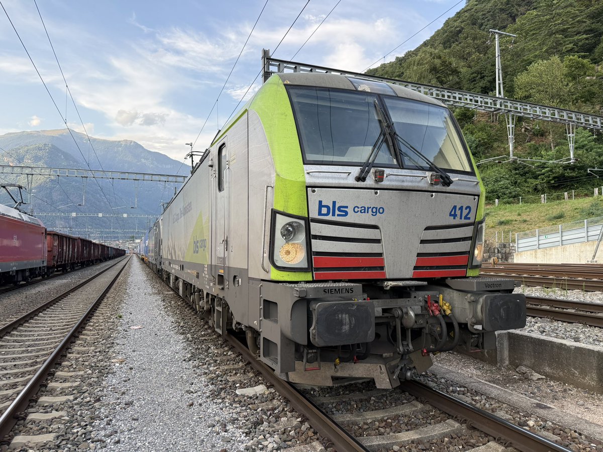 matzelokf's tweet photo. Es war eine lange Nacht. Zuerst das obligatorische Gelato. Dann eine Lok nehmen zum verstärken und nach Chiasso. Dann mit dem Taxi nach Luino. Sofort einen Zug nach Bellinzona. Pause und einen Zug nach Luino. Da sich aber die Züge mittlerweile stapeln dauert es ewig. #BLSCargo https://t.co/8GmgRXUbnc