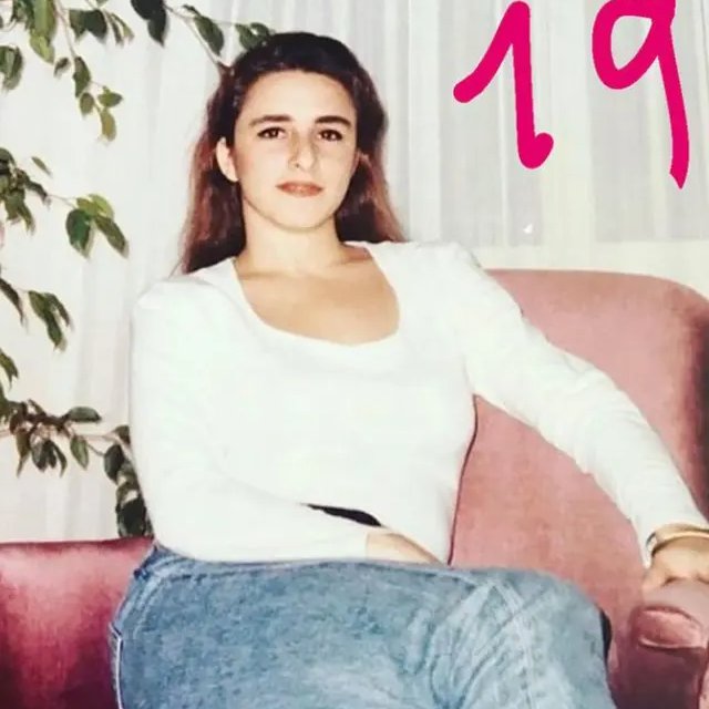 tirajnews's tweet photo. Oyuncu Esra Dermancıoğlu vasat insanlarla arkadaşlık kurmak istemediğini belirtti:

♦️ Vasat'la derdim var.

♦️ Vasat arkadaşlarım olsun istemem.

♦️ Şundan bahsediyorum; kendini doldurmuş, biraz daha dünya insanı olduğunla mutlu olmak bana o kadar şey gelmiyor yani.

♦️ Paradan bahsetmiyorum; hayatımı ortalama küçük bir parayla yaşarım, küçük evde yaşarım.

♦️ Ama vasat bir beyinle yaşayamam.

♦️ Vasat beyinler, vasat ruhlar...

♦️ Çünkü onlar tırmanamadığı zaman, o vasatlıkta kalınca kötülük orada başlıyor.

♦️ Hırs başlıyor.

♦️ Onun için o anlamda sevmiyorum.