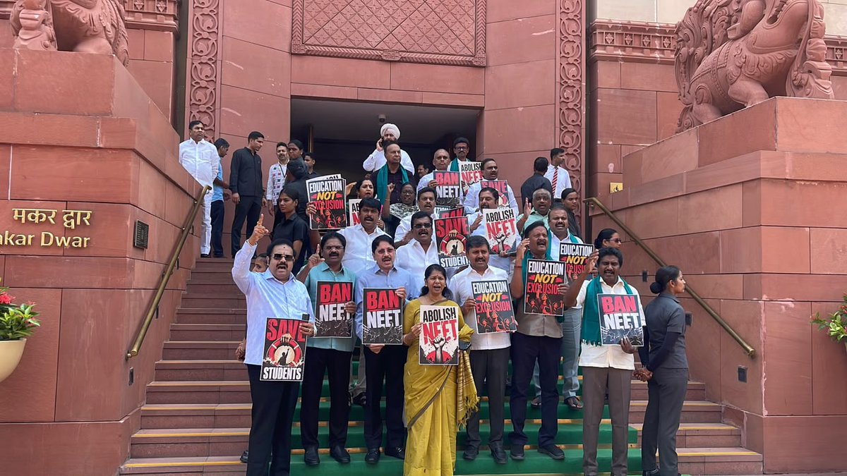 kalaignar_peran's tweet photo. தமிழ்நாட்டு மாணவர்களின் உரிமைக்காக, நீட் தேர்வை ரத்து செய்ய வலியுறுத்தி நாடாளுமன்றத்தில் போராடிய அக்கா #கனிமொழி #BanNEET #SaveStudents #KanimozhiforStudents #DMKforStudents https://t.co/95y8M4XAs4