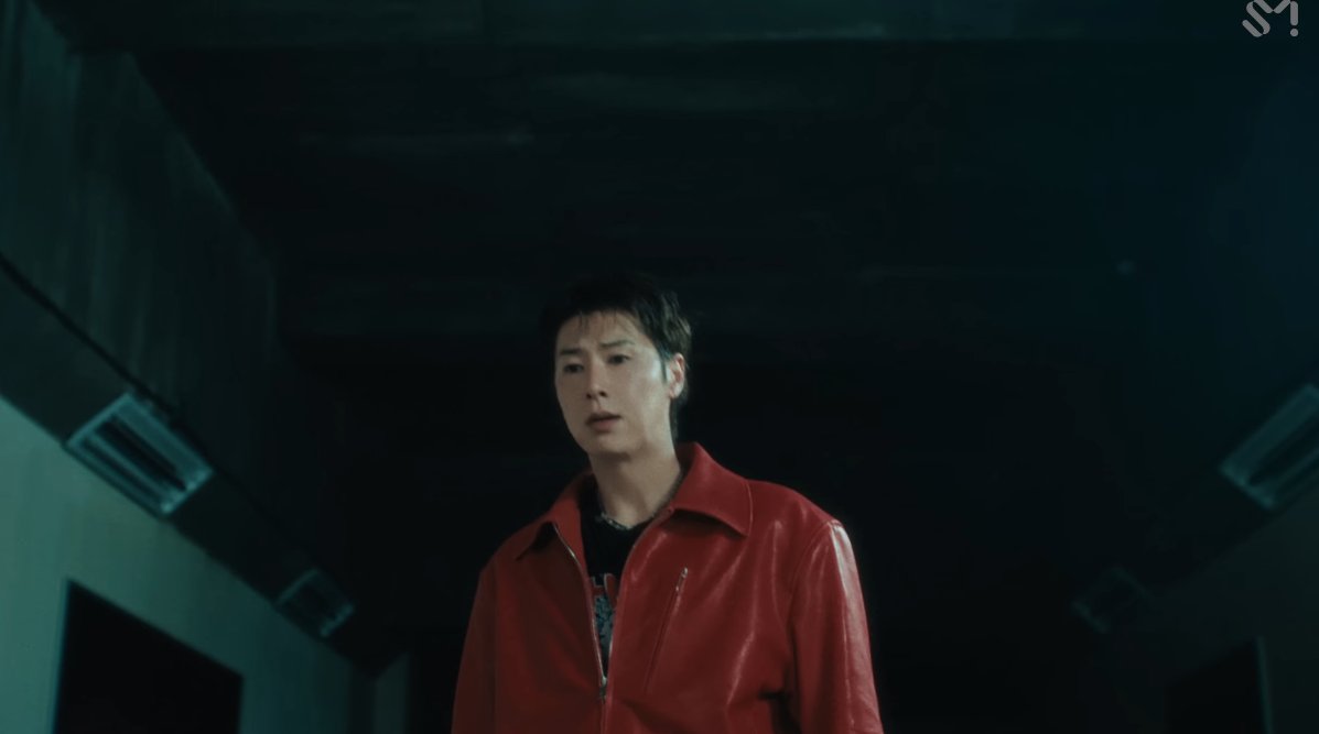 jamong_yee's tweet photo. 뮤비 2분 54초쯤에서, 그리고 열심히 달리던 빨간 정윤호가 앞만보고 가던길을 멈칫함(일종의 후회이든 뭐든) 
거기서 i can't deny(=나는 내 길을 부정할 수 없다)라는 메세지 
=> 동시에 은색 윤호는 시계를 보고 
=> 그러나 빨간 윤호는 결국 뒤를 돌아봄 https://t.co/rEHztmAvSH
