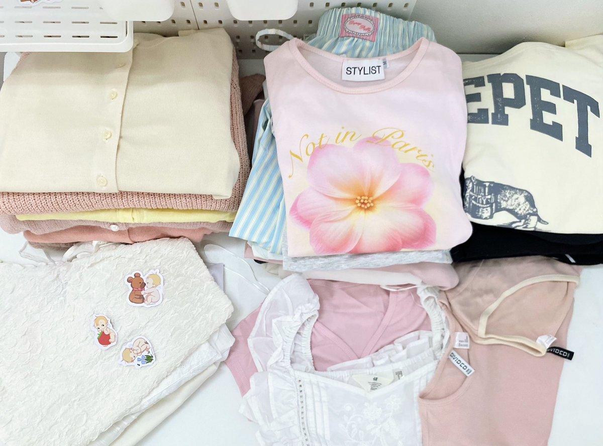 usedbabaittt's tweet photo. ♡ โล๊ะตู้เสื้อผ้าแล้ว! #ส่งต่อเสื้อผ้า 🐰

👀cardigan h&amp;m uniqlo korea brandy ig
กป,กก,สตก.บด(แถม) หลับสิบทุกตัวเน้นหมดมีเยอะกว่าในรูป 🧴

ลงคืนนี้ 23/07 20:00 pm 
ปัก รี เฟบ ลด 10 .- ˚ 💘 🛒

#เสื้อผ้ามือสอง #ส่งต่อเสื้อมือสอง #ส่งต่อเสื้อผ้ามือ2 #โล๊ะตู้ #ส่งต่อเสื้อผ้า https://t.co/kDsB8YXlDJ
