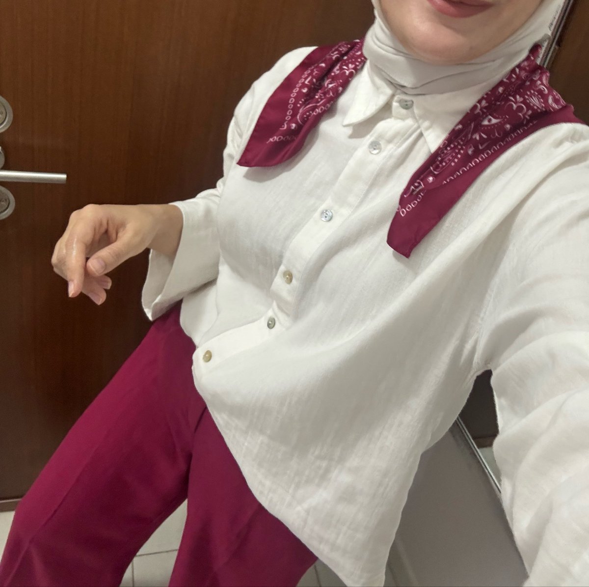 bordolime's tweet photo. Pantolonuma uygun fular taktığım top top kombinlerim.. https://t.co/CwcQFAiRvl