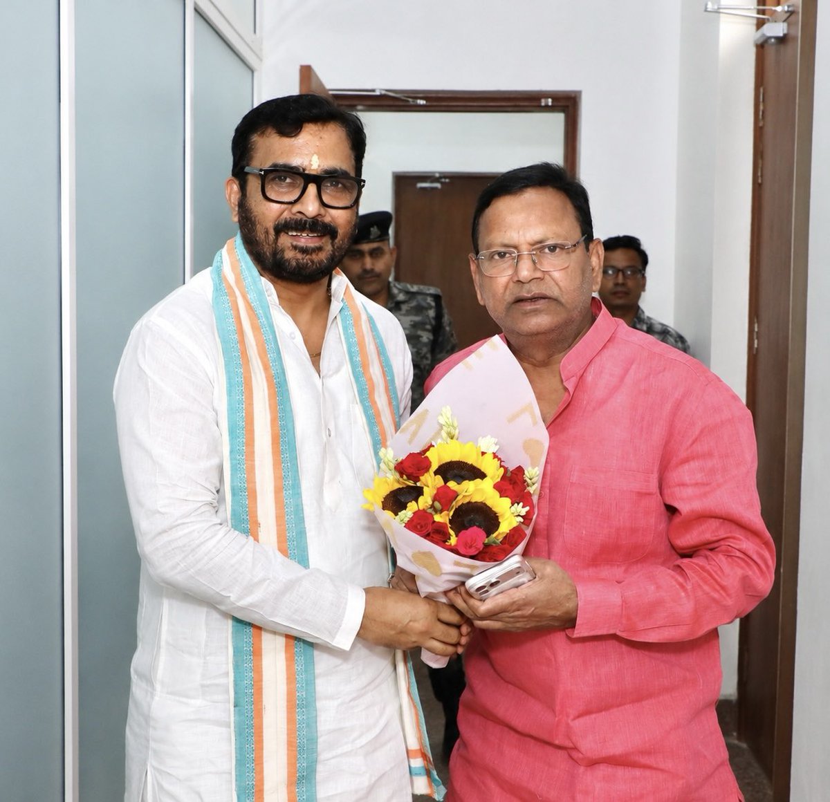 sspundir's tweet photo. आज भारतीय जनता पार्टी के माननीय प्रदेश अध्यक्ष एवं भारत सरकार में केंद्रीय वित्त राज्य मंत्री आदरणीय श्री पंकज चौधरी जी से आत्मीय एवं स्नेहिल भेंट एवं संगठनात्मक चर्चा का सौभाग्य प्राप्त हुआ

वन्दे मातरम्।
भारत माता की जय। 🇮🇳

#PankajChaudhary #BJP #BJPUP #Behat #SahabSinghPundir https://t.co/iSxup4iUA0