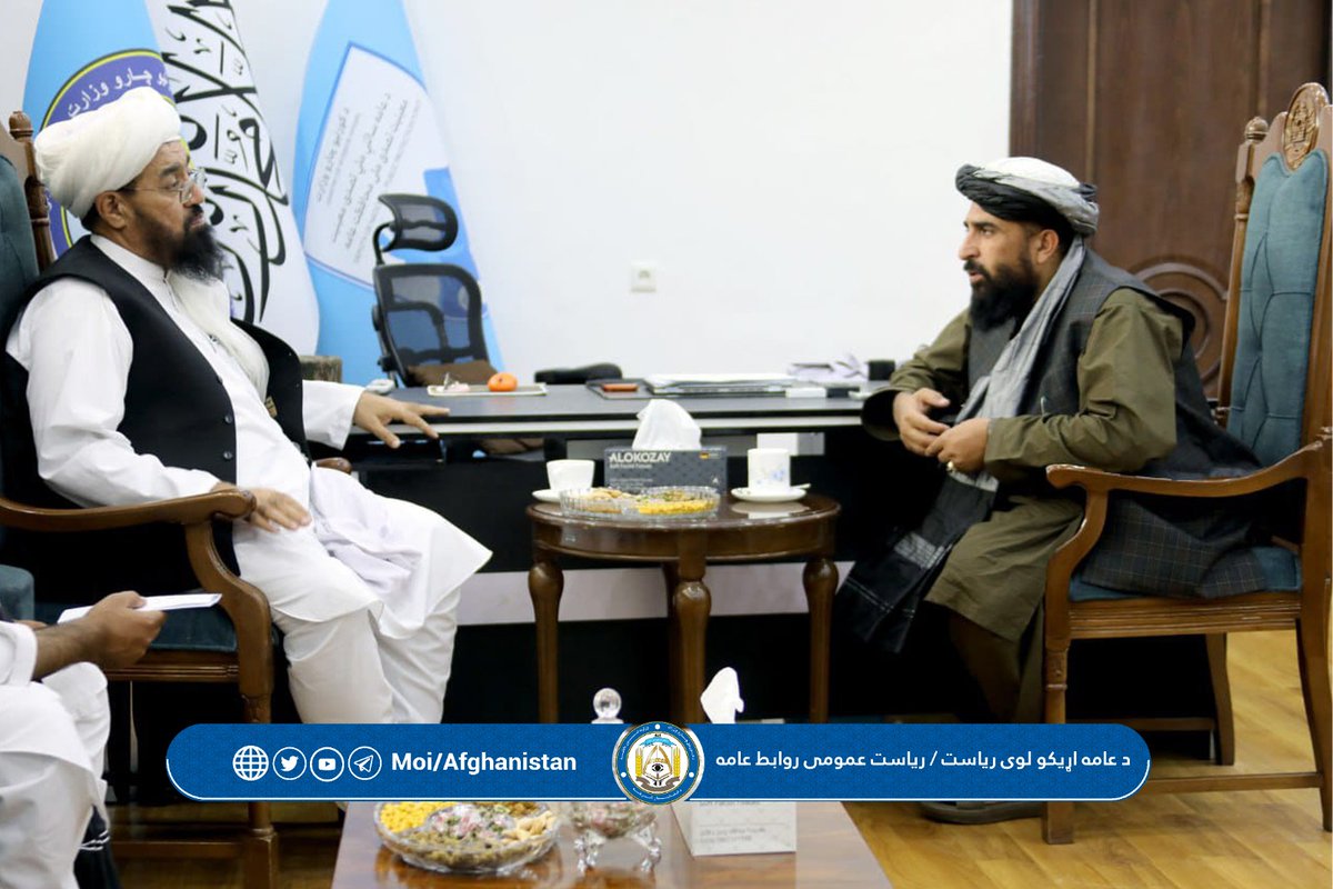 baryal_q's tweet photo. د څلورو اقتصادي پروژو د امنیت د تأمین قرارداد لاسلیک شو

د کورنیو چارو وزارت د عامه ساتنې امنیتي تصدۍ معینیت او د کانونو او پټرولیم وزارت ترمنځ د هېواد د څلورو مهمو اقتصادي پروژو د امنیت تأمین قرارداد لاسلیک شو.

د دغه قرارداد له مخې، د عامه ساتنې امنیتي تصدۍ معینیت به د خپلو مسلکي او روزل شویو امنیتي ساتونکو له لارې د مس عینک کان، د بدخشان د لاجوردو کان، د شبرغان–مزار د ګازو نل‌لیکې او آمو سیند پروژو امنیت تأمینوي، ترڅو د دغو اقتصادي پروژو چارې په خوندي او ډاډمن چاپېریال کې پرمخ ولاړې شي.

یاد قرارداد د کورنیو چارو وزارت د عامه ساتنې امنیتي تصدۍ معین، الحاج مولوي سعیدالله حماس، او د کانونو او پټرولیم وزارت د پالیسۍ او برنامو معین، شیخ عبدالرحمن قانت، له لوري لاسلیک شو.