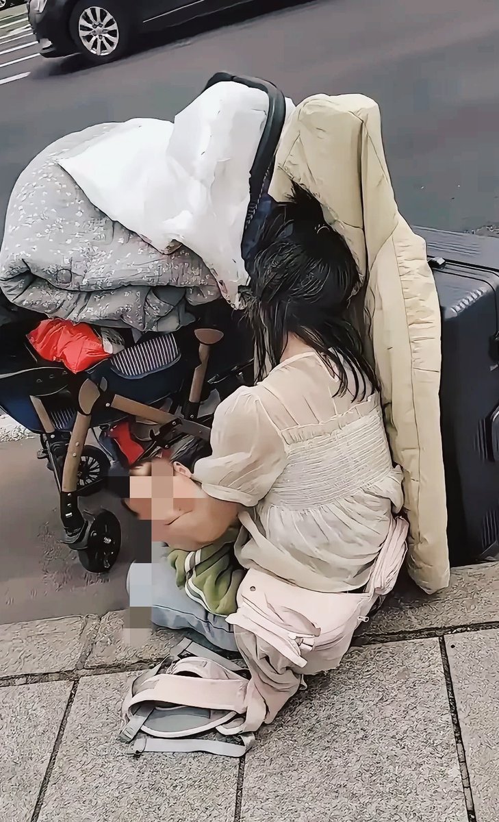 Nikol85325354's tweet photo. A stranger held the door for me when my hands were full with groceries u0026 a crying kid. Small acts make huge days. #RandomKindness https://t.co/tJbfIOtTN3