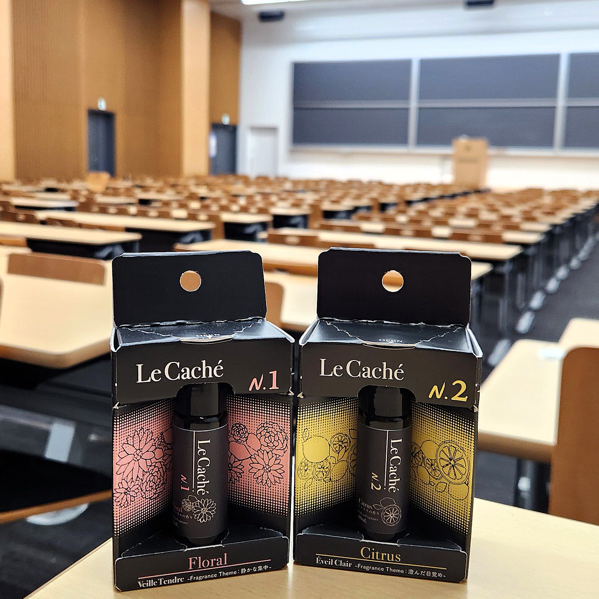 NihonUniv_CST's tweet photo. 【La Caché(ル・カシェ)】
理工学部と #薬学部 の学生達が、自主創造プロジェクトの採択を受け、学生ならではの視点で開発したオリジナル化粧品が、企業と連携し商品化されました。
どちらもとっても爽やかでいい香りです！！
■詳細
https://t.co/5ZFC1K7lQa
#日本大学理工学部 #日大 #物質応用化学科 https://t.co/40wxEIL9H9