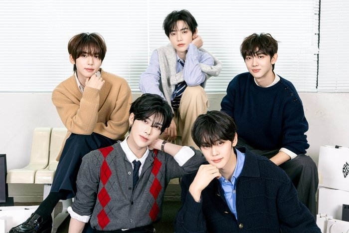 a2b1popbase's tweet photo. AHOF's Shuaibo recommends AND2BLE’s 'Aura' in recent interview for Weverse Magazine. 

"This is a great sounding song, plus everyone in the group is just so good-looking!" https://t.co/D0AppaYNuJ