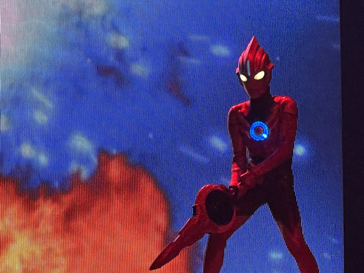 hero_1971's tweet photo. 今年のウルサマ、ステージがあまりに良すぎた…
３歳の時にティガをテレビで見て応援するという２度と出来ない経験が当時出来て、
本当に良かった😭
オーブの声も石黒さんが新しく当てて下さったらしく、感謝😭 https://t.co/P6FjOCmT7v