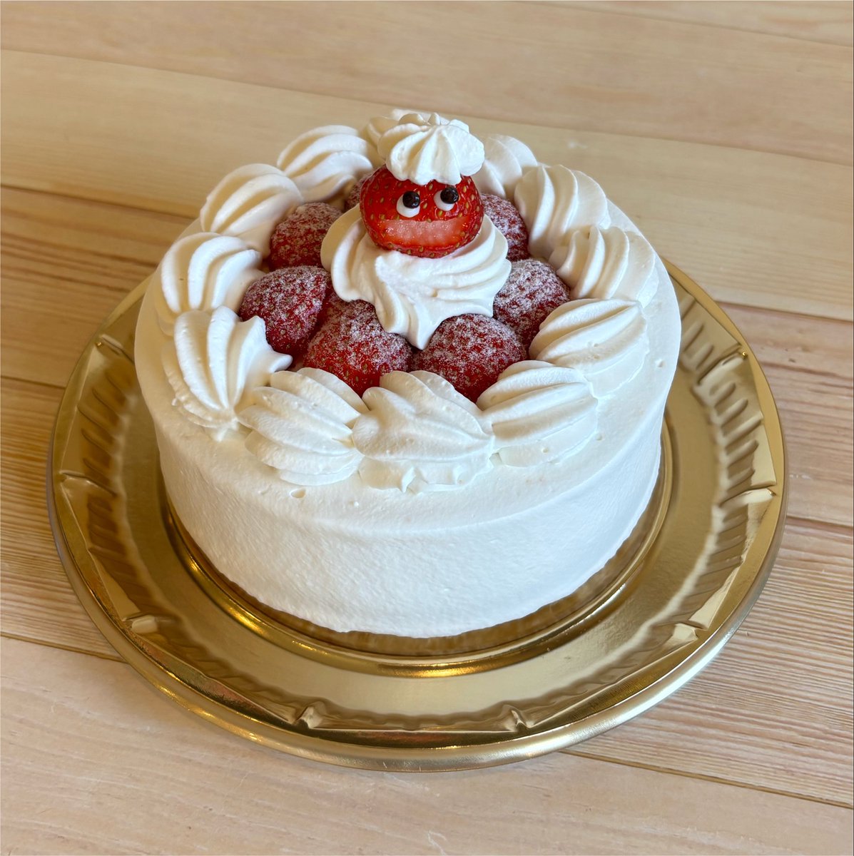 famillecake's tweet photo. こんにちは。
暑い日が続きますが
水分補給忘れずにしましょうね。

本日ご予約いただいてる
お誕生日ケーキです。
ご予約ありがとうございました。 https://t.co/1mJiMwgn9z