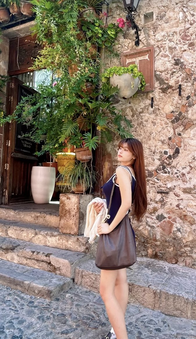Emmmakkq's tweet photo. 唔好意思呀🫡近排post嗰啲都係去旅行啲相😅(外國嗰啲風景同埋建築物真係太靚🏘️⛪️

🔥 熱到想死嘅一日！呢種天氣除咗著吊帶，真係諗唔到仲可以著咩…… (我真係好鍾意呢條裙😭😭)

#HongKong #中學 #香港學生 #香港 #Pocawsc #Student #polyu #Nursing #HKnursing #polyunursing #香港學生妹 #學生妹 https://t.co/goc3o9J870